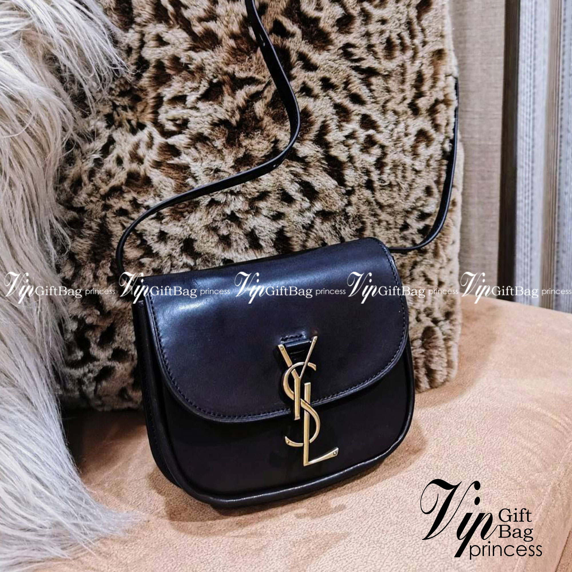 VIP 🥂 สีใหม่พร้อมส่ง! Saint Laurent Kaia Small YSL Plaque Leather Cross Body Bag / YVES SAINT LAURENT YSL BAG VIP วัสดุ Calfskin หนังเรียบอยู่ทรงเปิดปิดด้วยฝาปิดโลโก้แบรนด์อะไหล่ทอง ภายในโล่งมีโลโก้และช่องย่อยสามารถใส่มือถือของใช้จุกจิกได้เยอะ สาย