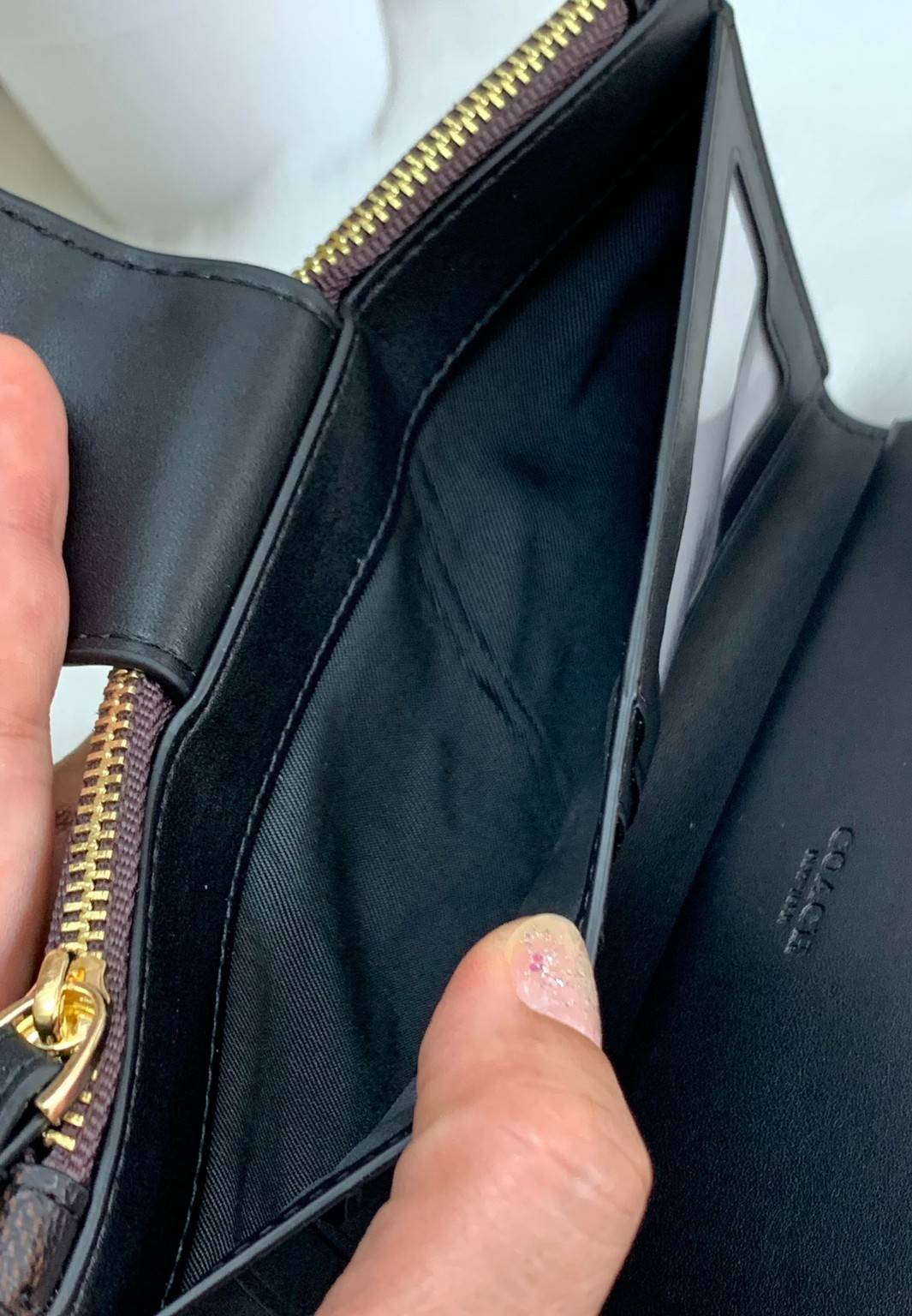 พร้อมส่งครบ 5 สี กระเป๋าสตางค์ที่สาวๆต้องมีติดตัวค่าา😘 COACH TECH WALLET IN COLORBLOCK SIGNATURE ((C2874)) ✔️กระเป๋าเงินใบยาว หนังแท้ พร้อมสายคล้องมือในตัวค่ะ ✔️เปิดปิดด้านหน้าแบบฝากระดุม ภายในมีช่องใส่ธนบัตร2ช่อง ;สามารถใส่มือถือ ip