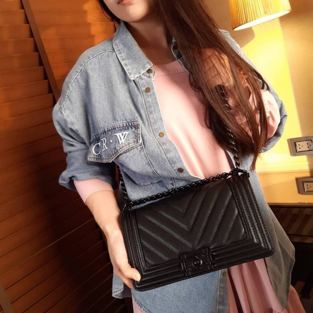 Chanel Boy 10" พร้อมส่งที่ไทย รุ่นสุดฮอต ดีไซน์อะไหล่ดำ เรียบหรูมากๆ!! วัสดุหนังลายคาร์เวีย ทรงคลาสสิคที่สาวๆห้ามพลาด!! ในราคาสุดคุ้ม เปิด-ปิดกระเป๋าด้วยตัวล็อค ภายในโล่งกว้าง ไซส์ใหญ่ใส่ของได้เยอะ มีช่องแยกในกระเป๋า มาพร้อมสายสะพายโซ่สลับหนังรองบ่า 