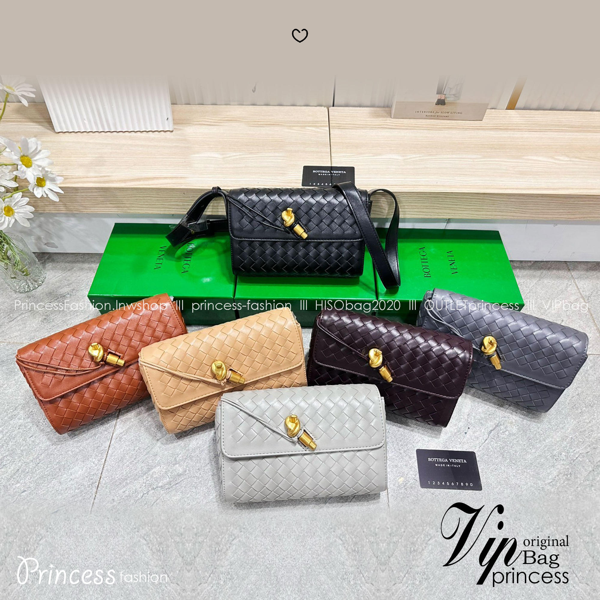 Bottega Veneta Andiamo Shoulder Bag กระเป๋าสะพายสุดชิค ถือเป็นคลัชหรือสะพายได้ ดีไซน์หนังสานตารางสวยโดดเด่นเป็นเอกลักษณ์ที่คงความเรียบหรูดูแพงไว้อย่างลงตัว