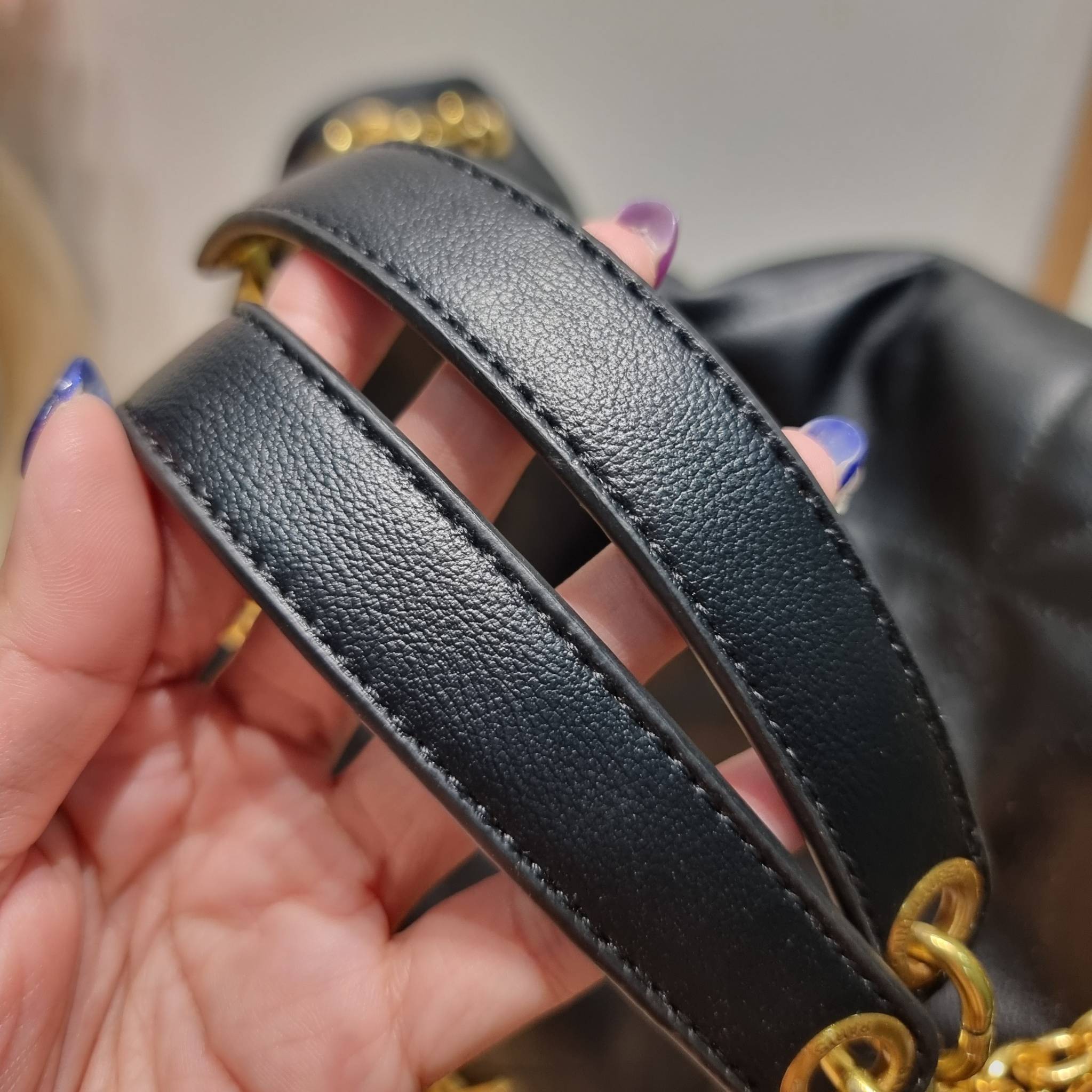 YSL jamie 4.3 in lambskin กระเป๋าสะพายใบใหญ่ เรียบหรู ดูปัง ดูแพง สีดำคลาสสิคตัดกับอะไหล่สีทองได้อย่างลงตัว ครบเครื่องตัวมัม! ดีไซน์ใหม่ 2023 สัมผัสผิวกระเป๋าดูดีมากๆ