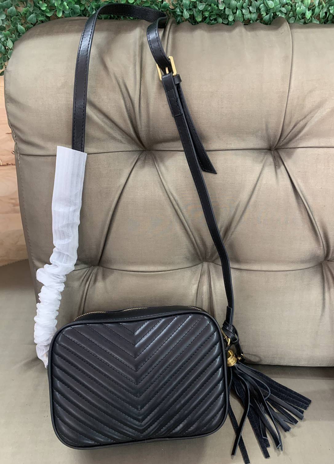 Anatomy of YSL Camera Bag G VIP GIFT WITH PURCHASE (GWP) พรีเมี่ยมกิ๊ฟ Limited Edition จาก Saint Laurent กระเป๋าสะพายแบรนด์ดังสุดฮิต รุ่น Camera Bag เป็นอีกหนึ่ง Item ยอดนิยมสำหรับสาวๆ ที่รักความคล่องแคล่ว มีจุดเด่นทั้งในเรื่องการออกแบบกระเป๋า ที่สามารถนำ