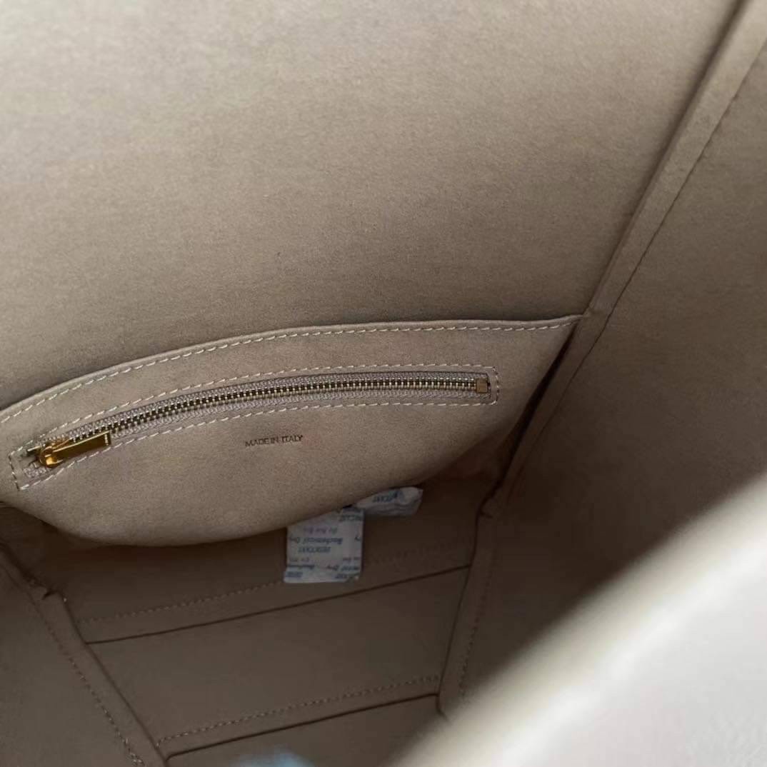 CELINE Sangle Bucket bag in soft grained calfskin / CELINE TOTE BAG พร้อมส่ง กระเป๋าทรงโท้ท ใบใหญ่ ภายในโล่งกว้าง จุของได้เยอะ ใช้งานง่าย ได้ทุกลุค สวยหรู