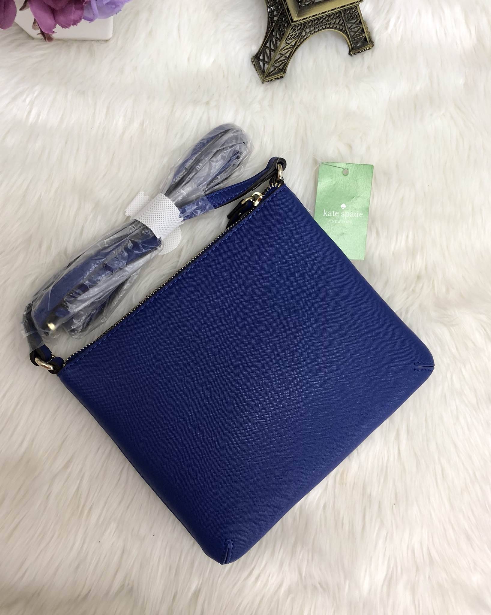 New Arrival Kate spade new york saffiano crossbody bag พร้อมส่งค่ะ!!! กระเป๋าสะพายแบบครอสบอร์ดี้ ลายหนังซาฟเฟียโน่ ทรงสวย ขนาดกำลังดีทีเดียวค่ะ ด้านหน้ามีหนึ่งช่องซิปสำหรับใส่มือถือหรือของจุกจิก เปิดปิดกระเป๋าช่องหลักแบบซิป ด้านในโล่ง ใส่ของจุพอประมาน มีช