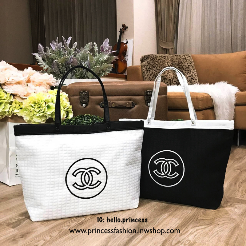 Chanel Large Tote Bag ViP Gift With Purchase (GWP) New in! กระเป๋าสะพายทรง shopping bag ใบใหญ่ VIP. gift ของแท้! จาก Chanel Cosmetic Counter วัสดุ Cotton & Nylon & Polyester เนื้อนิ่มลายตาราง ด้านหน้าปักโลโก้แบรนด์ เปิดปิดด้วยแถบแม่เหล็ก ซ่อนที่ปากกระเป๋า