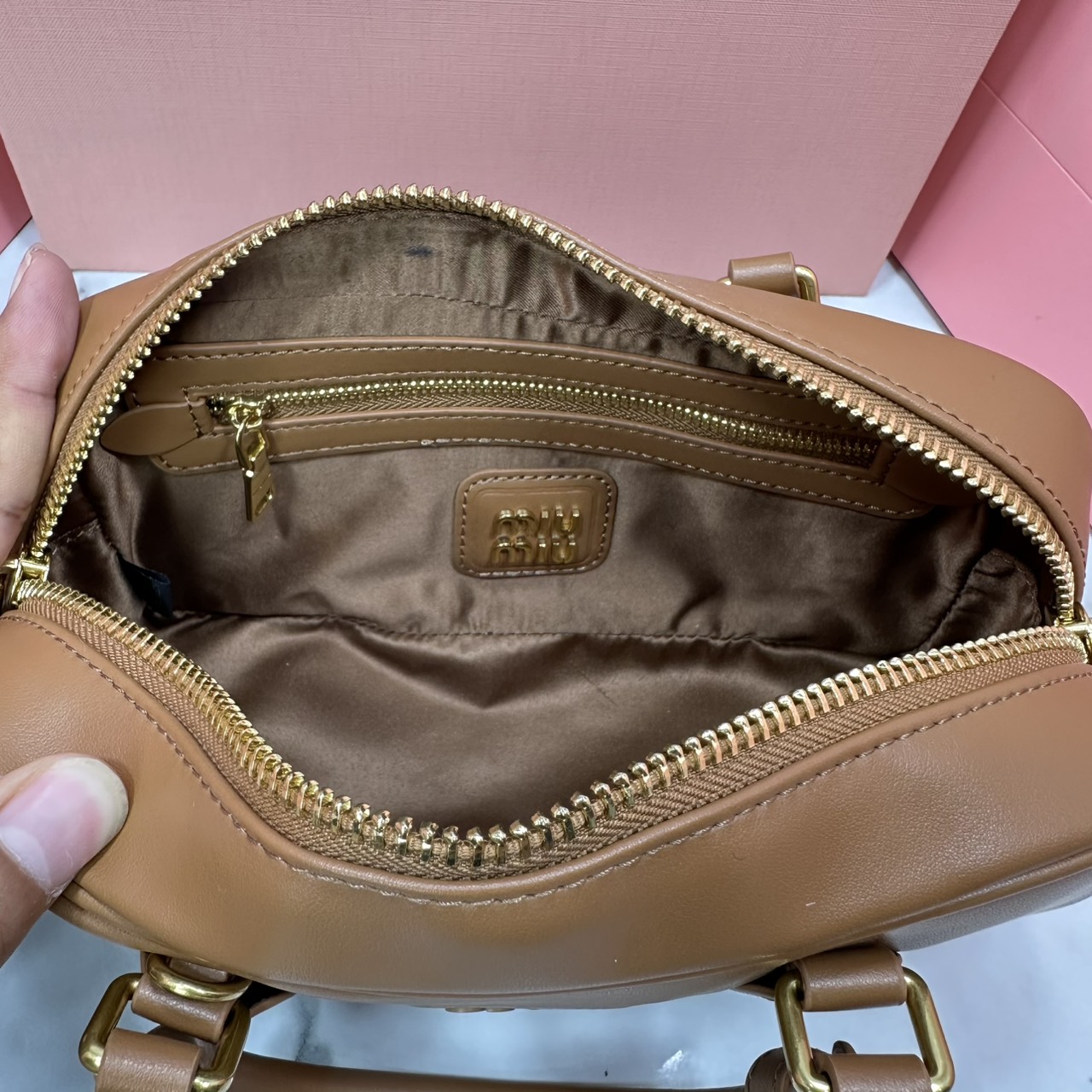 ORI หนังแท้ | MIU MIU Arcadie leather mini-bag Mini 20cm กระเป๋าสะพายทรงโฮโบลุคลูกคุณหรูหรา ไซส์มินิน่ารักๆเก๋ๆ สวยดูแพง หูจับในตัวง่ายและสะดวกพกพา