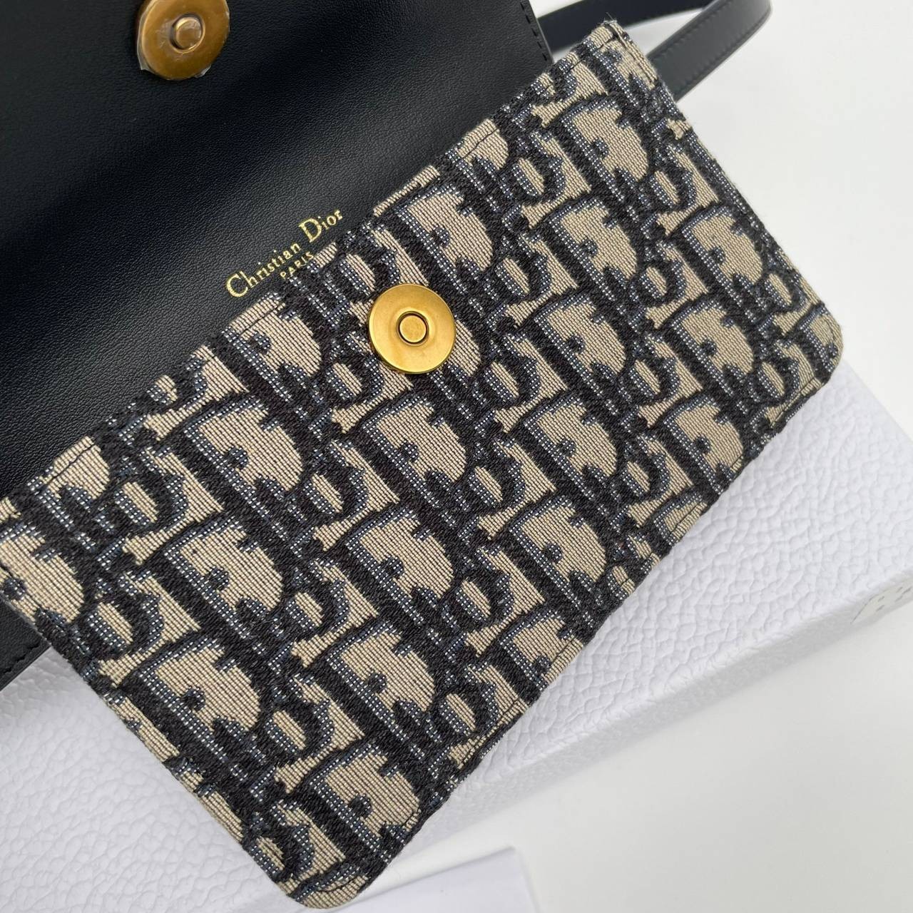 หนังแท้ DIOR SADDLE BELT POUCH Blue Dior Oblique Jacquard กระเป๋าคาดคาอก/คาดเอว เป็นทางเลือกที่ทันสมัยสำหรับกระเป๋าแบบคลาสสิก ตัดเย็บจากผ้าแจ็คการ์ด Dior Oblique โทนสี Navy Blue เข็มขัดถอดออกได้จะช่วยเสริมลุคให้ทุกชุด กระเป๋าคาดเอวจะสะพายไหล่ สะพายข้าง หร