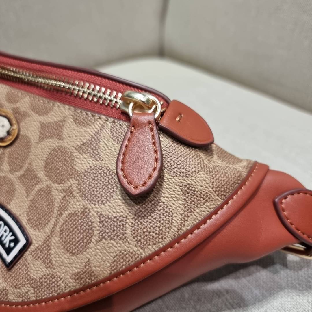 COACH C6678 LEAGUE BELT BAG IN SIGNATURE CANVAS WITH VARSITY PATCHES กระเป๋าคาดอกไซส์ใหญ่ คอลเลคชั่นที่ฮอตไม่เลิก กับดีไซน์สกีเรทโทร วินเทจ ขนาดสะพายกำลังเท่ คูลๆ ใช้งานง่าย ได้ทั้งหนุ่มๆและสาวๆ โดดเด่นด้วยแพทช์ที่สวยไม่ซ้ำใคร วัสดุหนังแคนวาสเคลือบลายสลับ