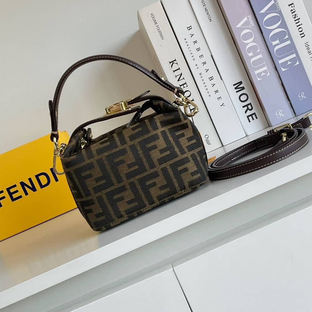 FENDI MINI BAGUETTE BROWN FABRIC BAG วัสดุ CANVAS พิมพ์ลายแบรนด์ *ทรงมินิน่ารัก เปิดปิดด้วยตัวล็อคปั้มลายแบรนด์ พร้อมซิปยาว ภายในมีช่องซิปแยกอีกช่อง สามารถใส่ iphone เงิน ของจุกจิกได้ มาพร้อมสายสะพาย2แบบ ถอดปรับได้ อะไหล่ปั้มแบรนด์สีทอง Rare items เด็ดๆแบ