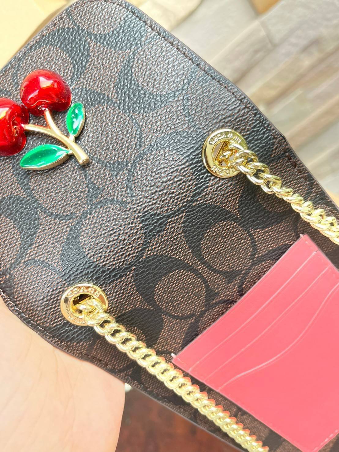 COACH PHONE CASE CROSSBODY BAG ((73486//76988//76357//39955//91046)) COACH NORTH/SOUTH CROSSBODY IN SIGNATURE CANVAS กระเป๋าใส่โทรศัพท์รุ่นนี้ มีความโดดเด่นทั้งดีไซน์และคุณสมบัติในการใช้งาน ด้วยลวดลายที่มีซิกเนเจอร์เป็นเอกลักษณ์แล้ว ด้านหลังยังมีช่องใส่กา