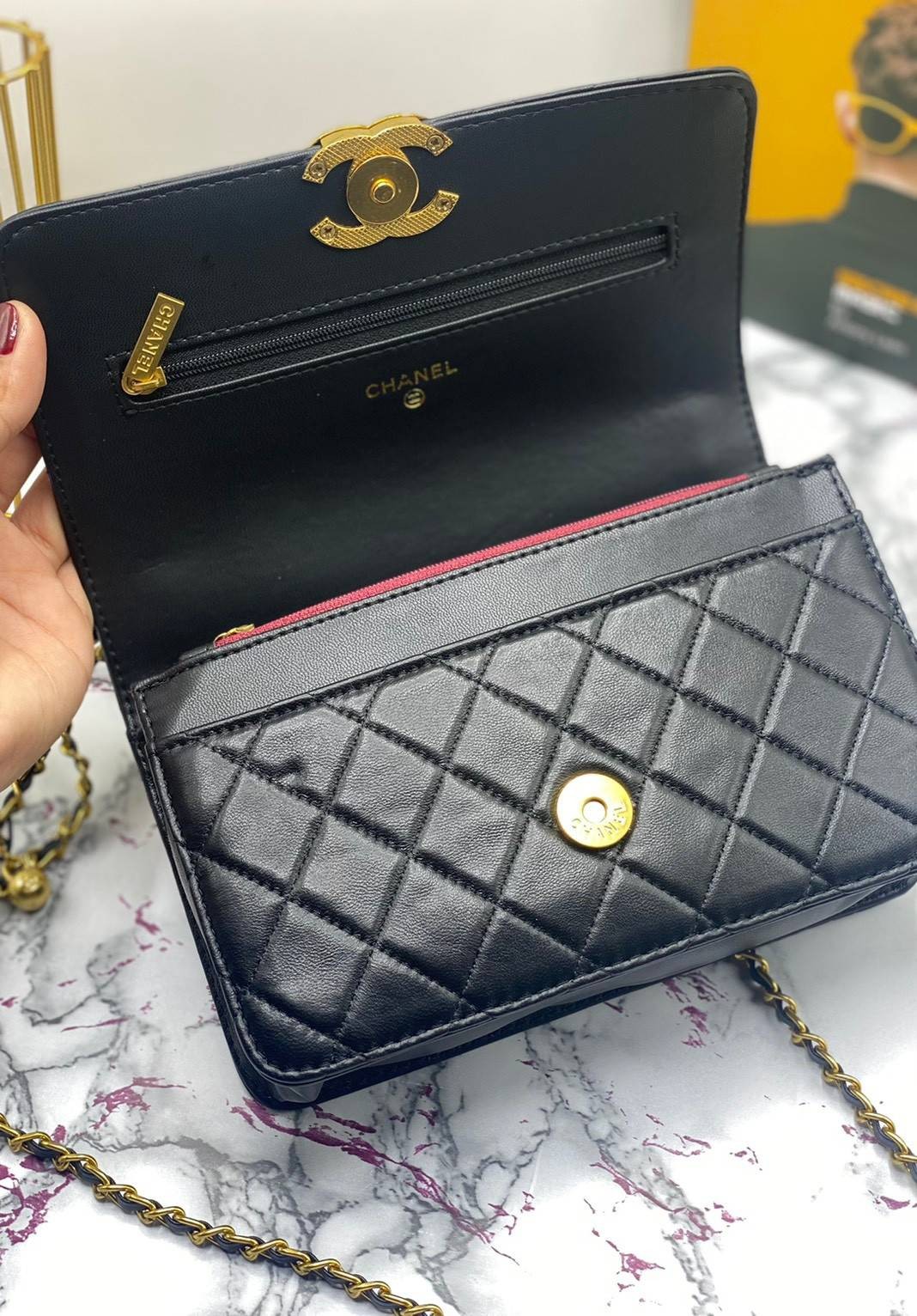 CHANEL WOC กระเป๋าสะพายหนังแท้ทรงสวยตลอดกาล งานหนังแท้เรียบสวย เนื้อนุ่ม อยู่ทรงคุณภาพดีตามแบบฉบับของแบรนด์ น้ำหนักเบา ด้านหน้ามีโลโก้แบรนด์อะไหล่ทองหรูหรา ปิดปิดด้วยฝาปิดกระดุม ตัวจริงสวยมากๆถูกใจรีบจองนะคะ