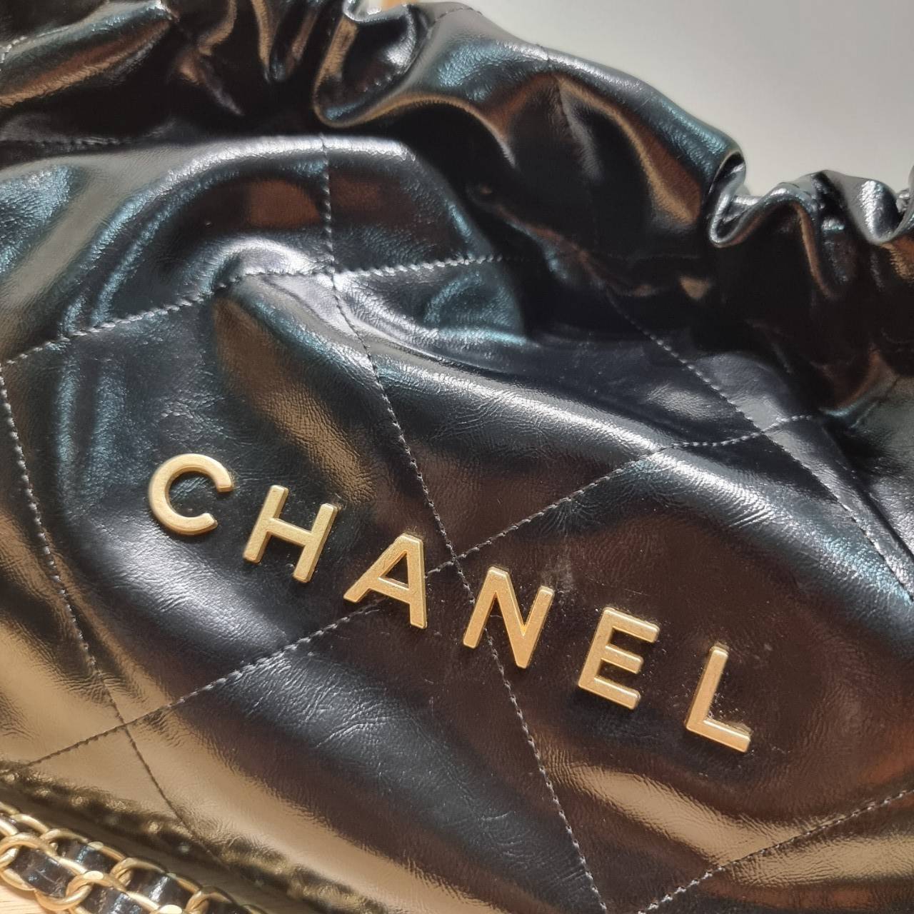 Chanel 22 horizontal bag แรงเกินต้านที่สุดกับไอเท็มนี้ ที่สาวๆหรือใครๆก็ต้องมี มาในไซส์ใหญ่ รูปทรงใช้ง่ายขึ้น แต่ยังจุได้หนักๆเหมือนเดิม ดูหรูหรา เกินเรื่องที่สุด
