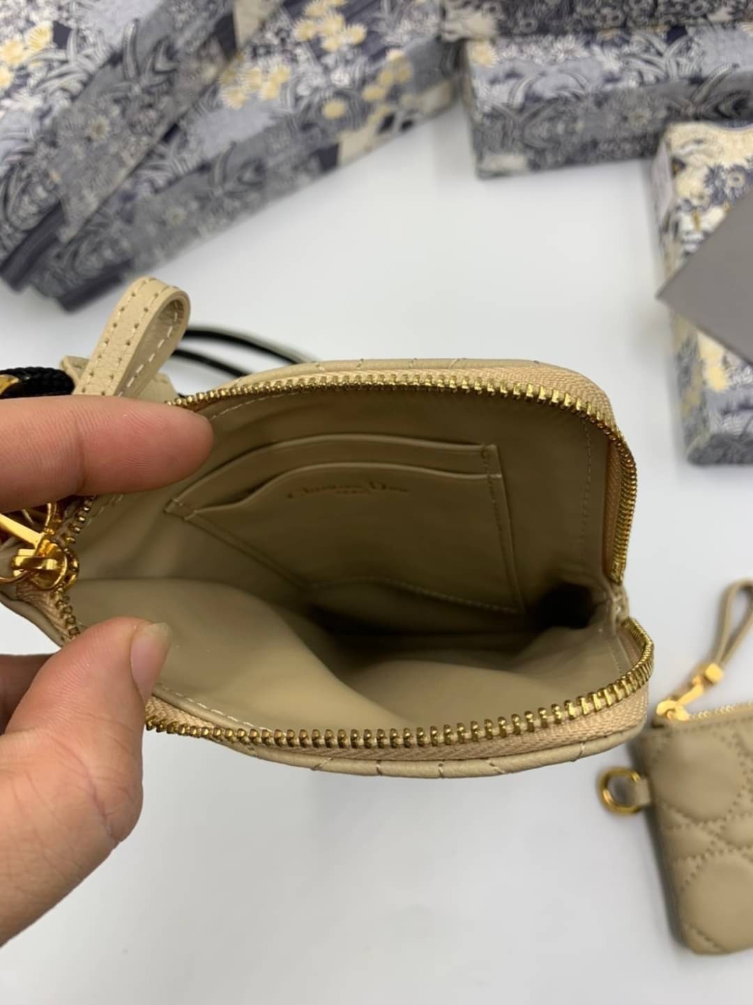 VIP 】CHRISTIAN DIOR PHONE BAG 2 in 1 DOUBLE BAG กระเป๋าเซ็ท 2 ใบ มีสายสะพายข้าง ถอดออกใช้งานได้ ถือว่าคุ้มมากๆเลยค่ะ สามารถใช้งานแยกกันได้ ใส่สายสะพายหรือ ถือได้ วัสดุหนังแท้ สวยงามนุ่มฟู น่ารักมากๆ เลยน้าาา