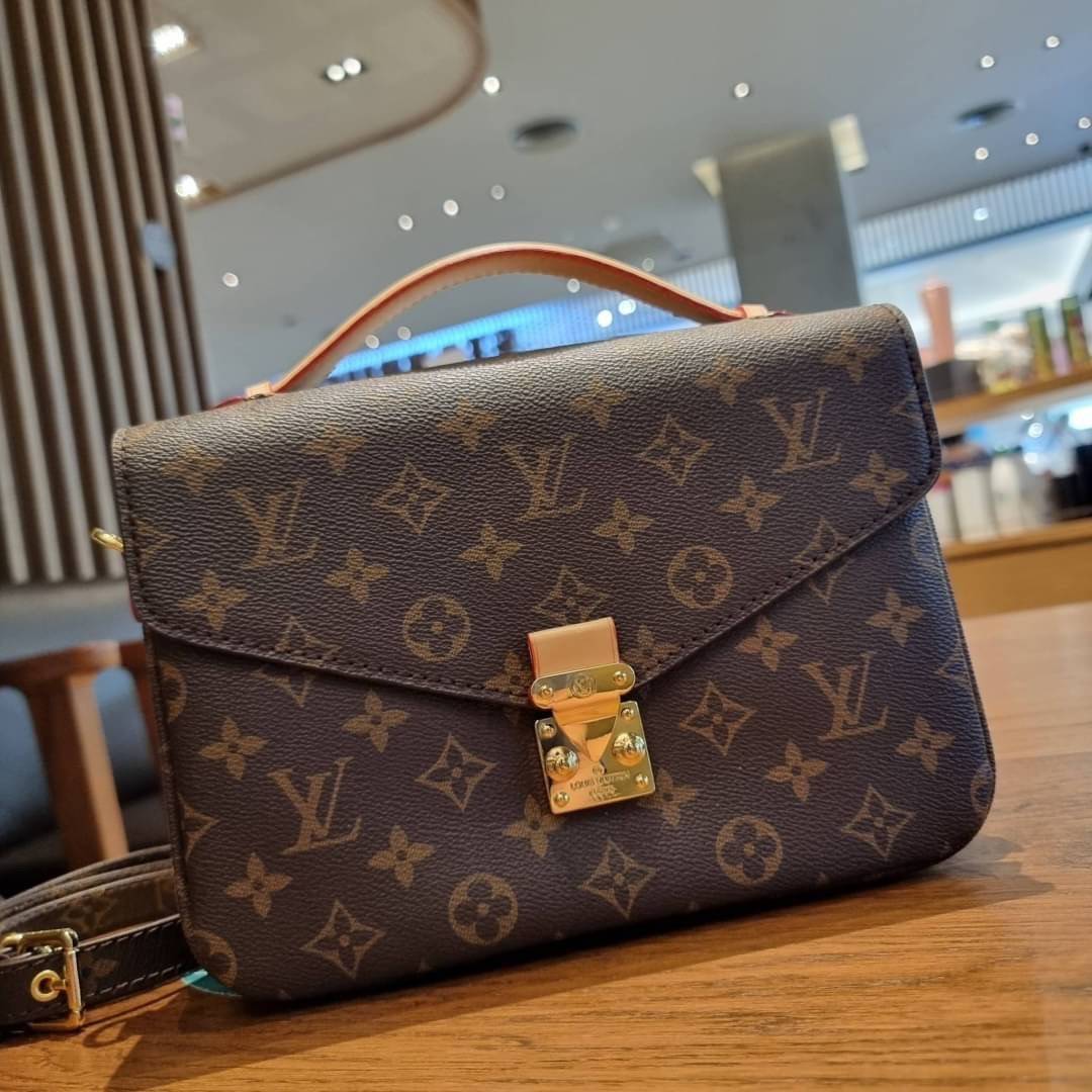 ยกระดับให้ตัวเอง กับไอเท็มสุดเลิศ ที่สาวๆตามหา LV pochette metis กระเป๋าถือ/สะพายทรงสวย คลาสสิค ดีไซน์เรียบง่าย แต่แฝงความหรู วัสดุหนังแคนวาสคุณภาพดี เปิดปิดด้วยตัวบีบล็อค ด้านหลังมีช่องซิปแยก ภายในซับสวยงามมาก ดูแพงที่สุด แบ่งสัดส่วนดูเหมาะ น่าใช้จริงๆ ส