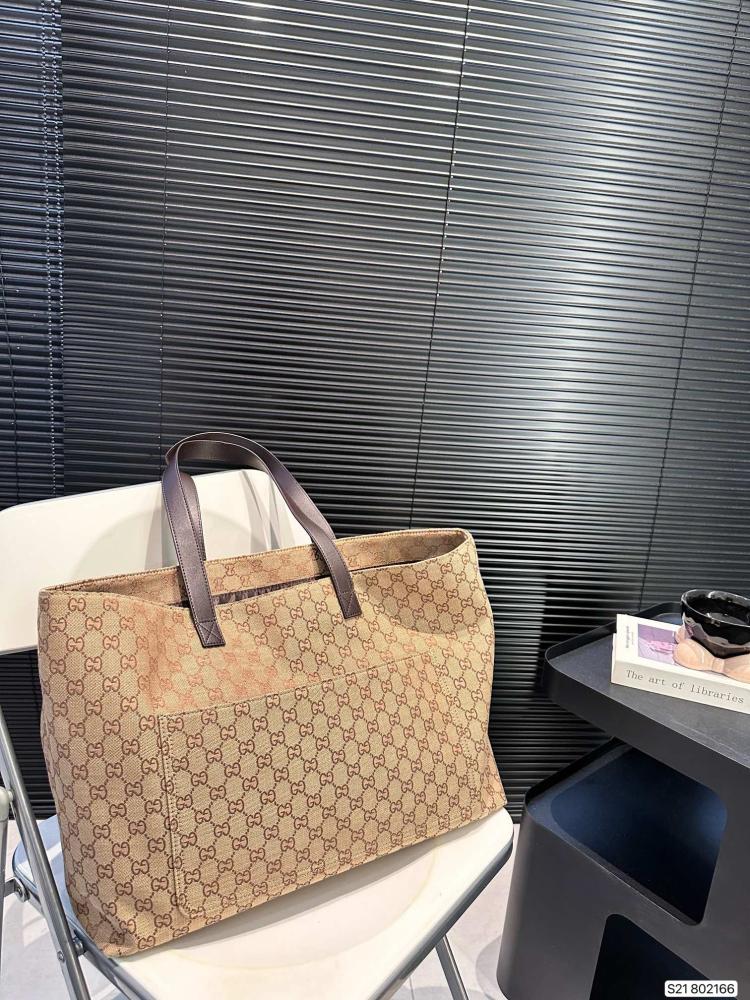 GUCCI Large GG tote bag กระเป๋าสะพายทรงโท้ทใบใหญ่จุใจ ไอเท็มซิกเนเจอร์ชคอลใหม่ ต้อนรับ Fall Winter ใช้ได้ทั้งชายหญิง ด้วยกลิ่นอายสไตล์สปอร์ต