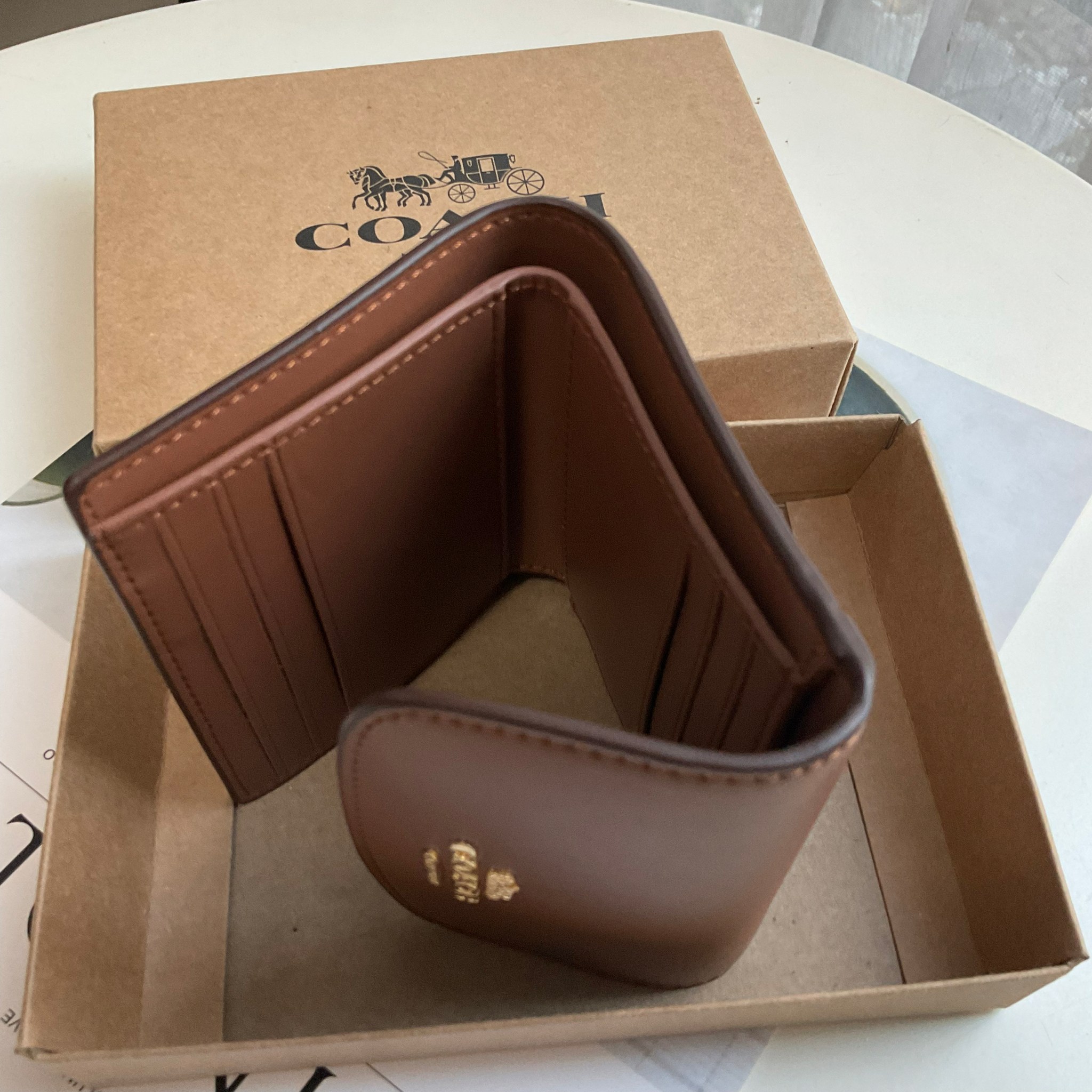 COACH SMALL WALLET IN SIGNATURE CANVAS กระเป๋าสตางค์ใบสั้น แบบพับสามตอน เปิดปิดด้วยกระดุมปั้มแบรนด์ ด้านในมีช่องใส่บัตรหลายช่อง และช่องใส่ธนบัตร ด้านหลังมีช่องซิปเหรียญอีกหนึ่งช่อง น้ำหนักเบา พกพาสะดวก อะไหล่เงาสุดหรู ห้ามพลาดค่ะ!