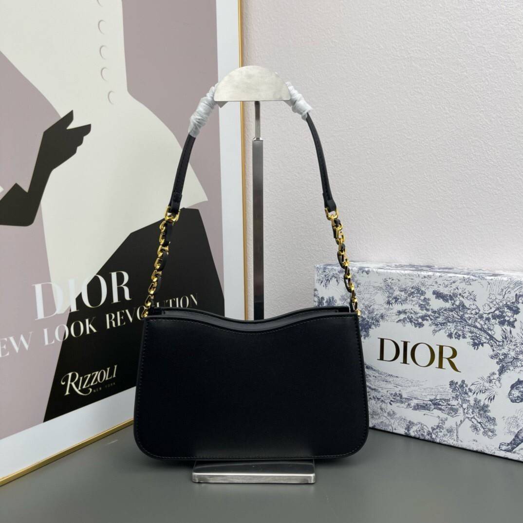 CD SIGNATURE HOBO MINI BAG leather Black / Dior Bag พร้อมส่ง กระเป๋าสะพายทรงโฮโบ รุ่นใหม่ล่าสุด Winter 2023 สวยหรูหราเป็นเอกลักษณ์แบรนด์ **สินค้าเกรดออริจินอล 1:1 สลับแท้
