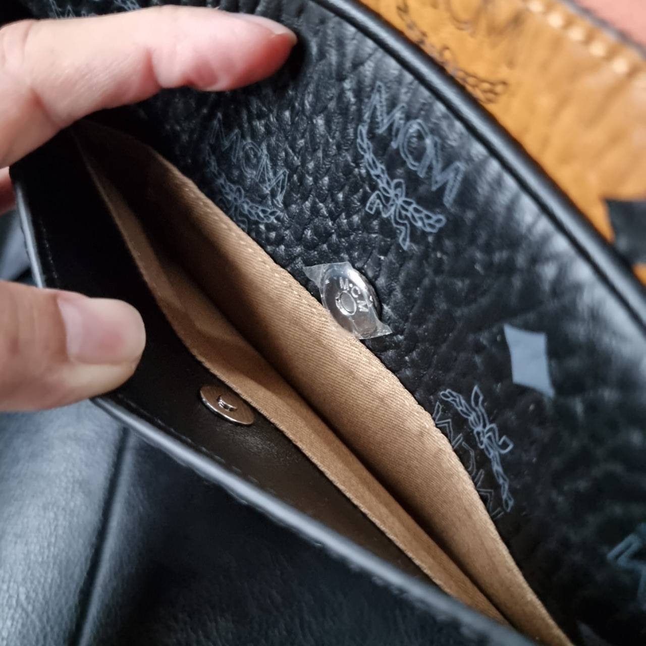 M.C.M KLASSIK CROSSBODY IN VISETOS MIX คลาสสิคสมชื่อ!! กระเป๋าสะพายข้างทรงครอสบอดี้ ดีไซน์มิกซ์แอนด์แมทช์สุดคูล ใหม่ล่าสุด เท่ได้ไม่ซ้ำใคร โลโก้โลหะรมดำดูมีเสน่ห์ วัสดุหนังแคนวาสคุณภาพดี มีช่องหลัก 2 ช่อง เปิด-ปิดด้วยซิป ด้านหลังมีช่องย่อยอีกหนึ่ง ภายในโล