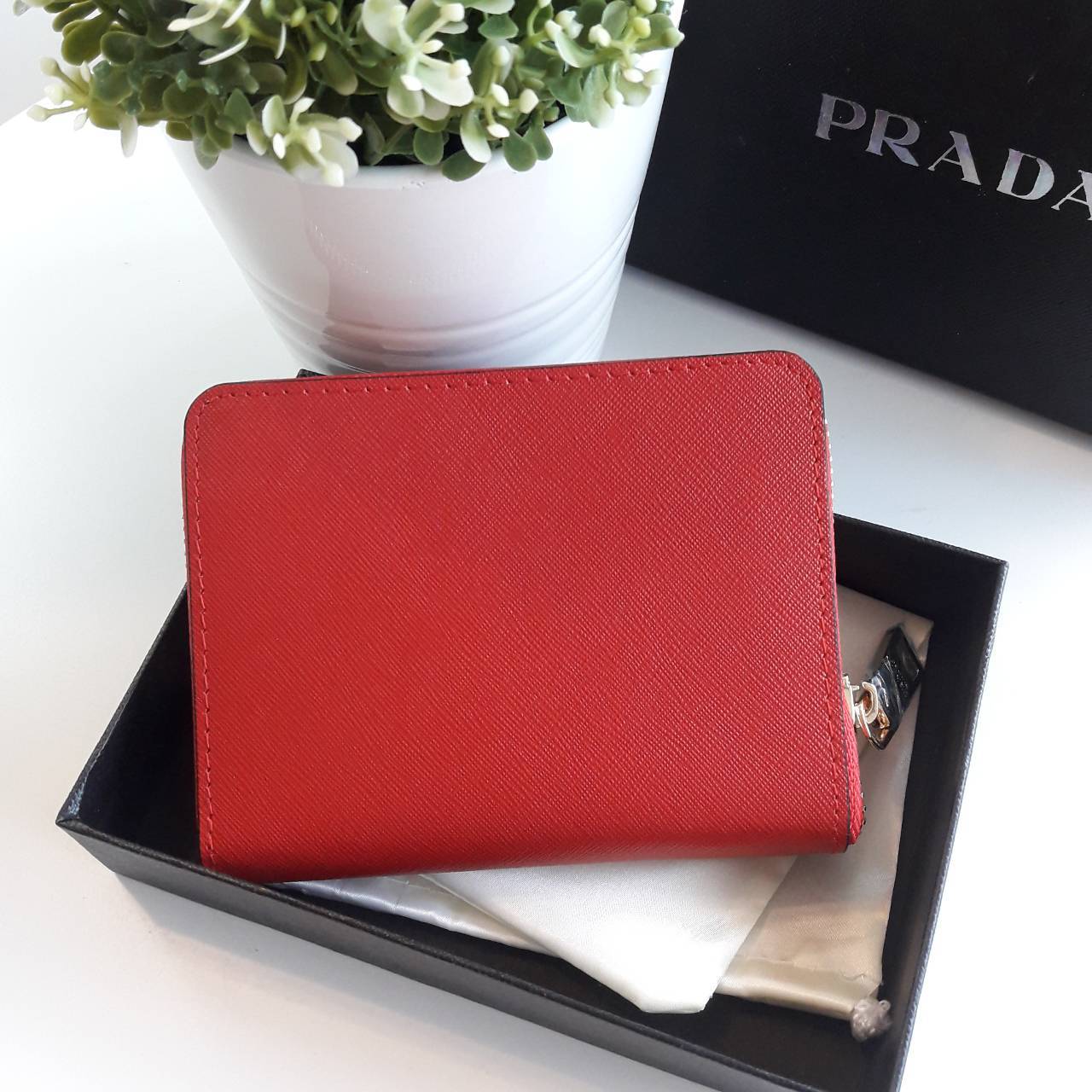New Item! สำหรับสาวๆที่ชอบถือ **กระเป๋าสตางค์ใบเล็ก ขอแนะนำ Prada Short Saffiano wallet กระเป๋าสตางค์สั้น ขนาดกะทัดรัด เปิดปิดด้วยซิป อะไหล่ทอง ปั้มแบรนด์ ทั้งใบ **จุดเด่น มีช่องใส่รูปถ่าย ใส่บัตรได้หลายช่อง ด้านในมีช่องซิปแยกอีก1ช่องค้า อีกหนึ่งไอเท็มที่