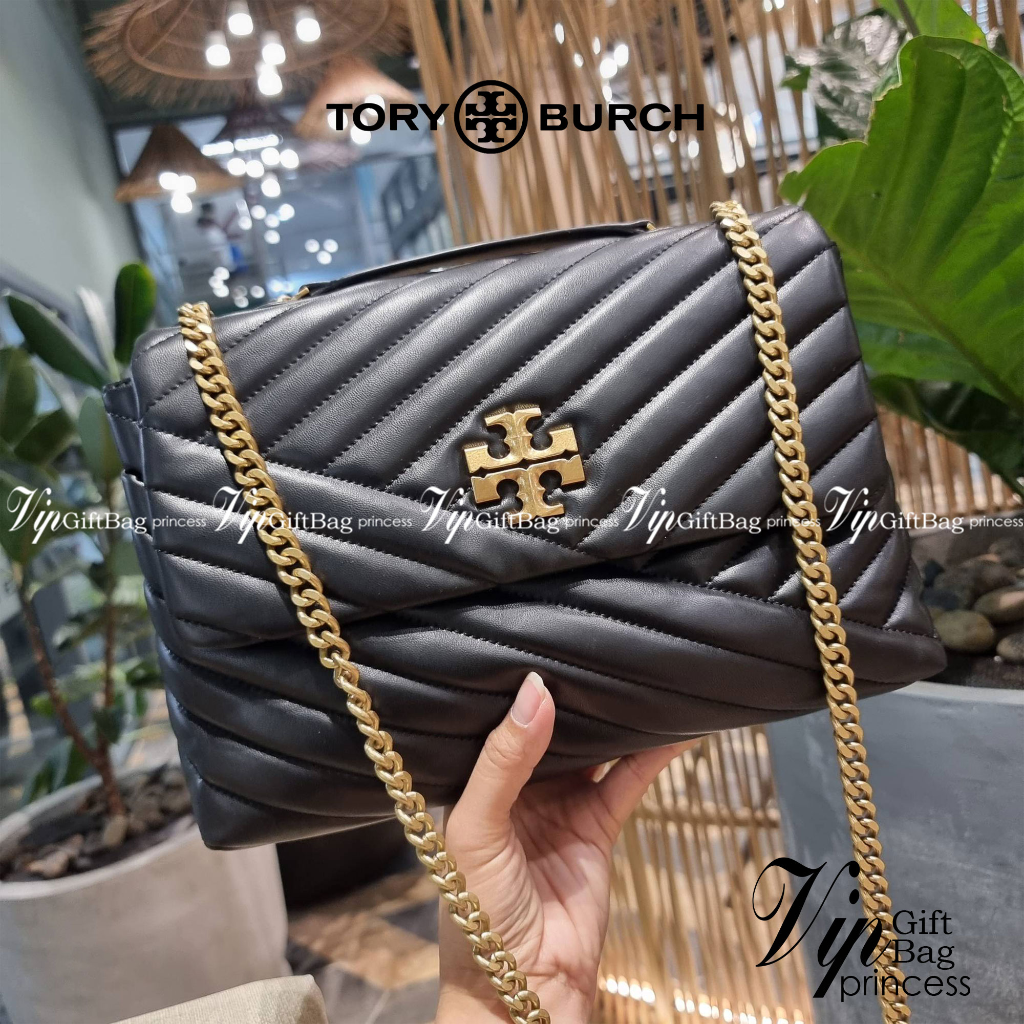 TORY BURCH KIRA CHEVRON CONVERTIBLE SHOULDER BAG กระเป๋าสะพายรุ่นยอดฮิต ไซส์ใหญ่จัดเต็มให้เน้นๆ ใช้ยังไงก็ดูหรู ดีไซน์เฉพาะตัว วัสดุหนังแกะ สัมผัสนิ่ม เปิด-ปิดด้วยกระดุมแม่เหล็ก ภายในเป็นช่องโล่ง แบ่งสัดส่วนไว้ดีมากๆ ใส่กระเป๋าสตางค์ มือถือ เครื่องสำอางค์