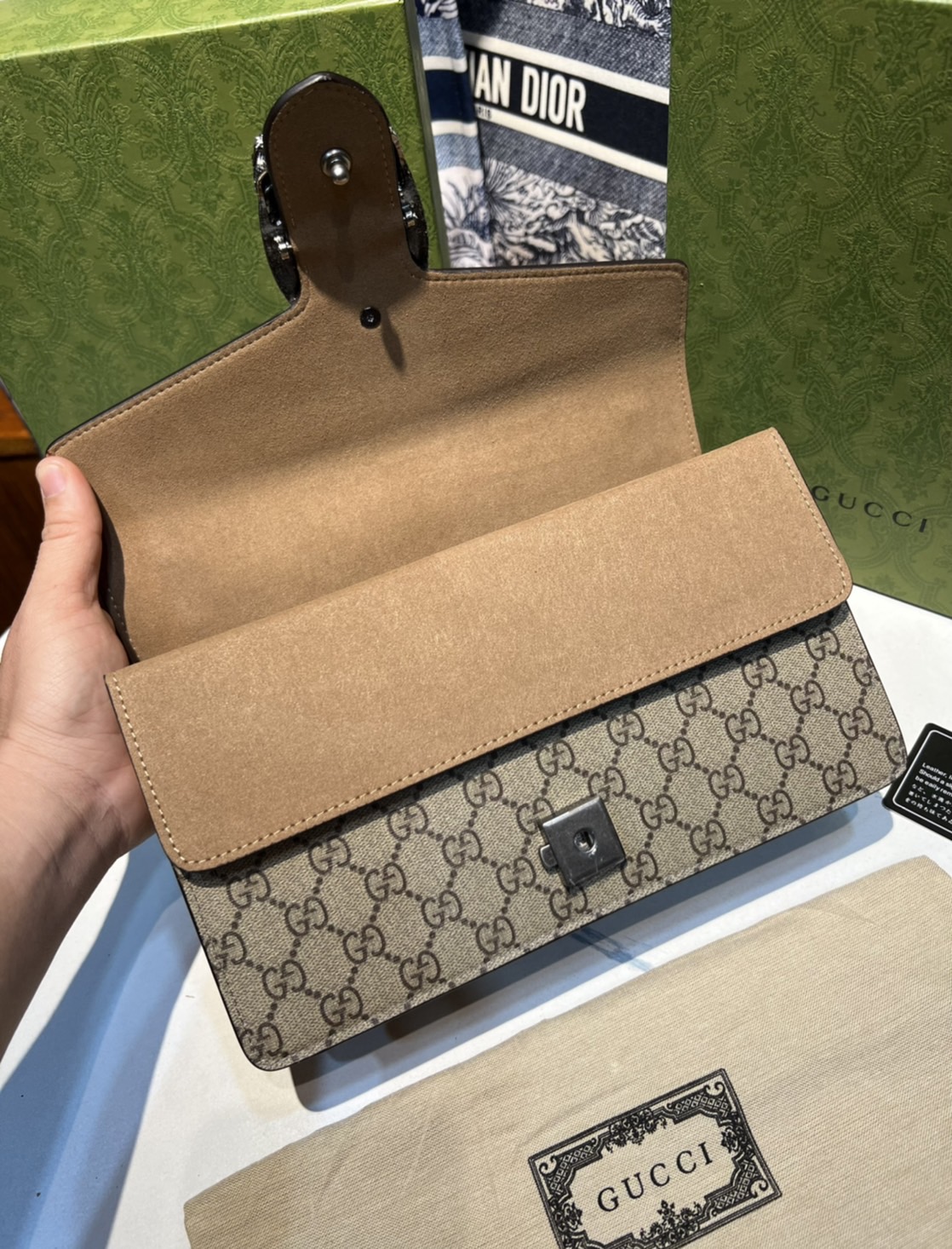 28CM หนังแท้ GUCCI Dionysus shoulder bag ฮอตไอเท็ม รุ่นนี้ขายดีขายหมด สวยหรู คุณหนู ผู้ดีมาก!! นานๆ มาจะมาน้าา รุ่นหายากค่ะ กระเป๋าสะพายข้าง ดีไซน์อยู่ทรง ขนาดกำลังสะดวกใช้สำหรับสาว วัสดุหนังแท้เต็มใบ ภายในแบ่งสัดส่วนได้เป็นอย่างดี งานจริงดีงาม สาวๆได้ไปร