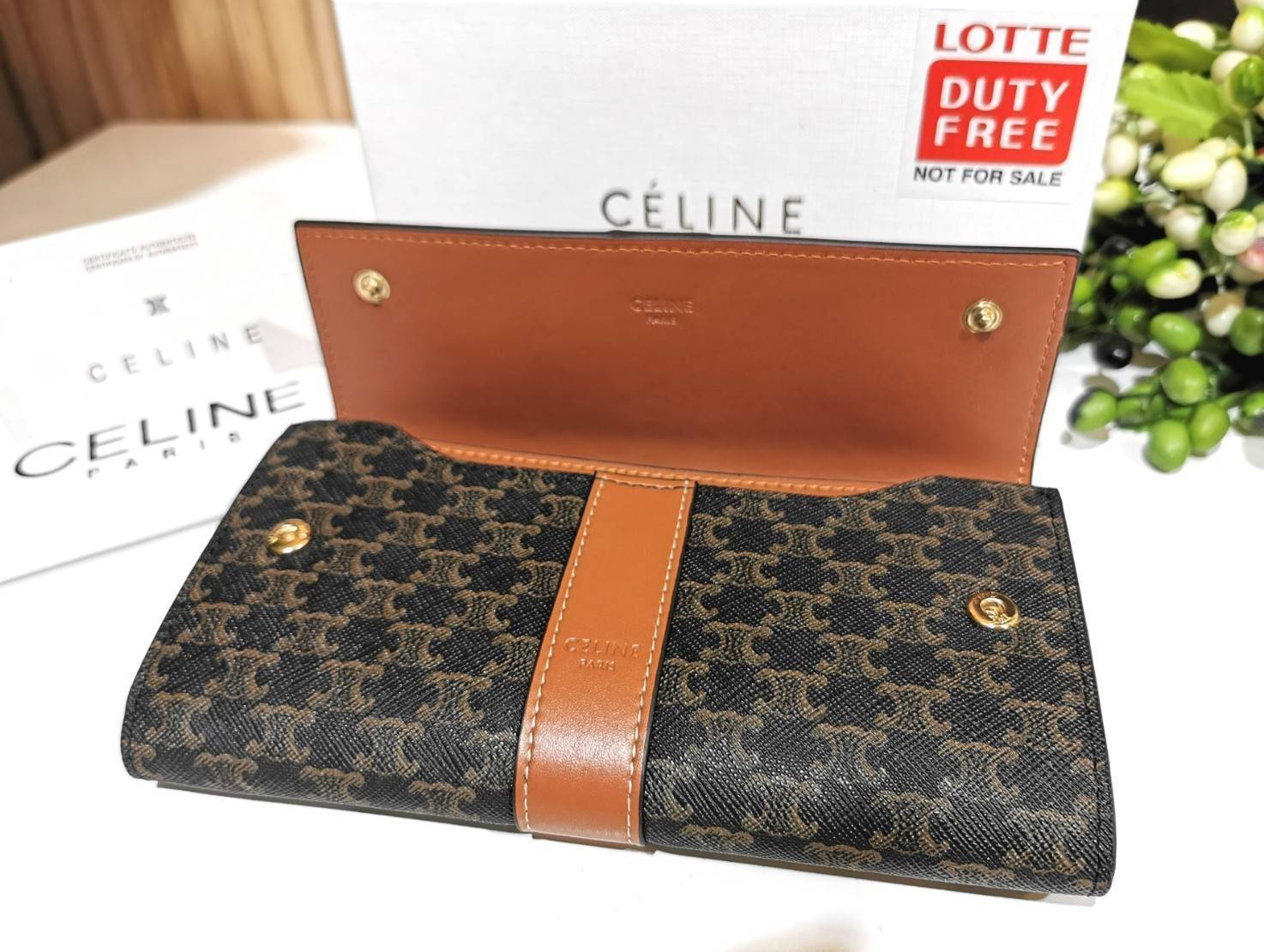 CELINE LONG WALLET BAG VIP GIFT WITH PURCHASE-GWP กระเป๋าพรีเมี่ยมกิ๊ฟ Limited จาก CELINE HAUTE PARFUME DUTYFREE COUNTER วัสดุ Triomphe Canvas หนังสวยอยู่ทรงปั้มโลโก้ด้านหน้าเปิดปิดฝาปิดกระดุม
