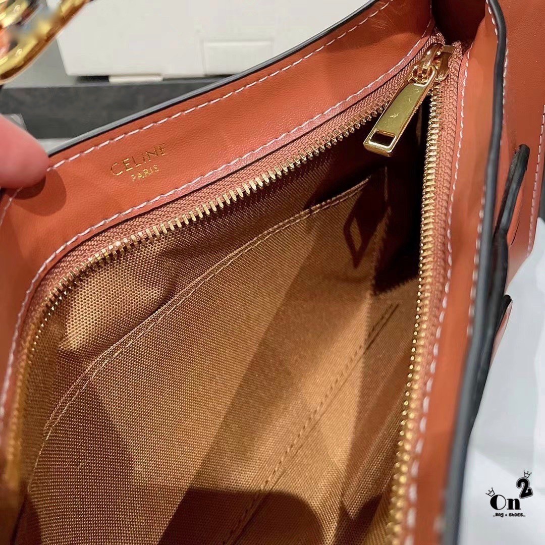 CELINE TRIOMPHE SHOULDER BAG กระเป๋าสะพายไหล่ดีไซน์เรียบหรูและดูทันสมัย ให้คุณเลือกสะพายในชีวิตประจำวันเข้ากับการแต่งตัวสบาย ๆ หรือจะสะพายออกงานปาร์ตี้สังสรรค์ก็ช่วยให้คุณดูโดดเด่น มีรูปทรงที่ดูแข็งแรงจึงไม่เสียรูปทรงแม้ใส่ของจำนวนมากก็ตาม รุ่นใหม่ ซิปบน 