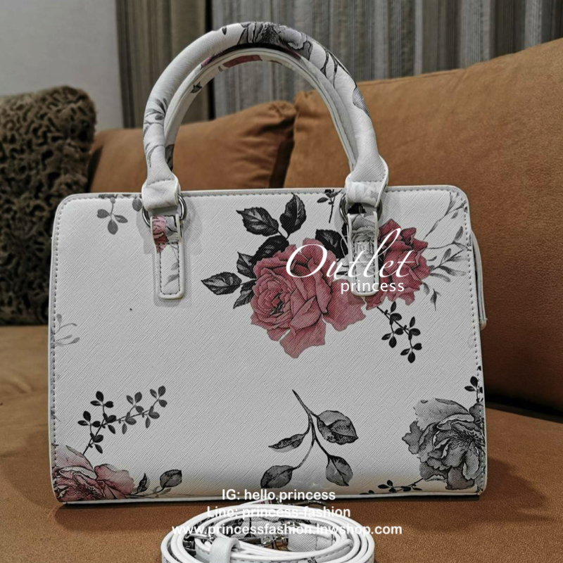 GUESS WOMAN CROSS BODY BAG กระเป๋าถือ/สะพายรุ่นใหม่ล่าสุดจาก GUESS FACTORY หนังสวยอยู่ทรงแข็งไม่ย้วย ขนาดกำลังดี น้ำหนักเบาด้านหน้าประดับโลโก้แบร์นพร้อมอะไหล่เงินที่หูหิ้วและมุมขอบกระเป๋าเพิ่มดีเทลเก๋ หูจับเเข็งแรงพับลงได้ เปิดปิดด้วยซิปสะดวกใช้ ภายในมีโล
