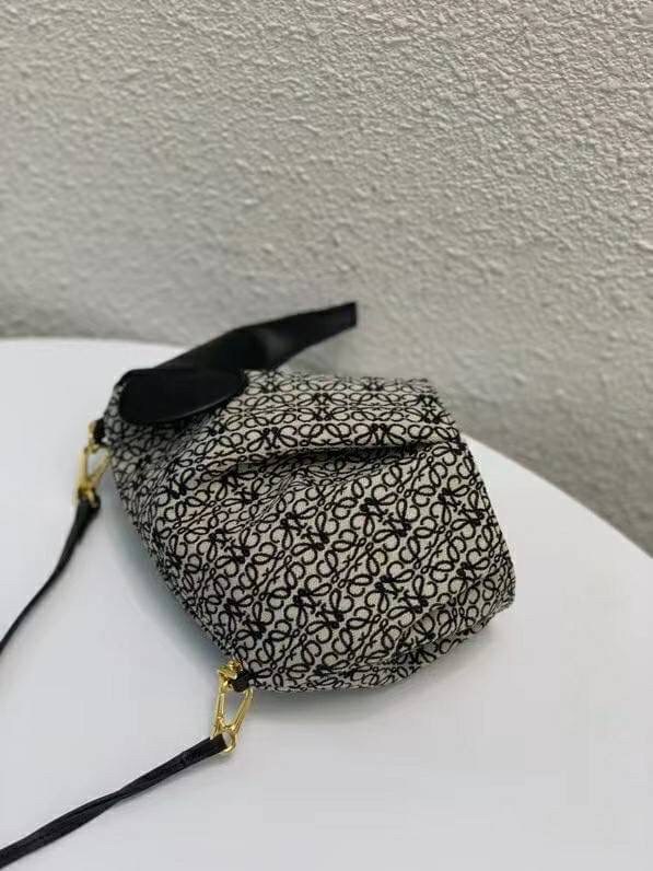 LOEWE Mini Canvas Anagram Jacquard Elephant Bag คอลเลคชั่นใหม่ล่าสุด น้องช้างไซส์มินิน่ารักมากมาย งานแบรนด์หรูจากประเทศสเปน โลเอเว่ (LOEWE) กระเป๋ารูปทรงช้างเป็นเหมือนหนึ่งในซิกเนเจอร์ของแบรนด์ ดีไซน์คงเอกลักษณ์วัสดุ Anagram Canvas Jacquard Fabric ผสมผสาน