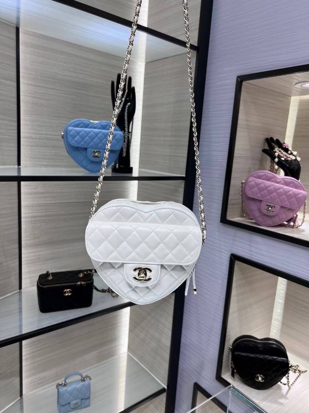 CHANEL Heart Bag 2022 SpringSummer Crossbody สวยมาก มงลงมาก!! กระเป๋าสะพายสุดคิ้วท์ ที่ดีไซน์รูปทรงหัวใจไม่ซ้ำใคร น่ารักทุกสี น่าใช้ไปเลยแม่!!