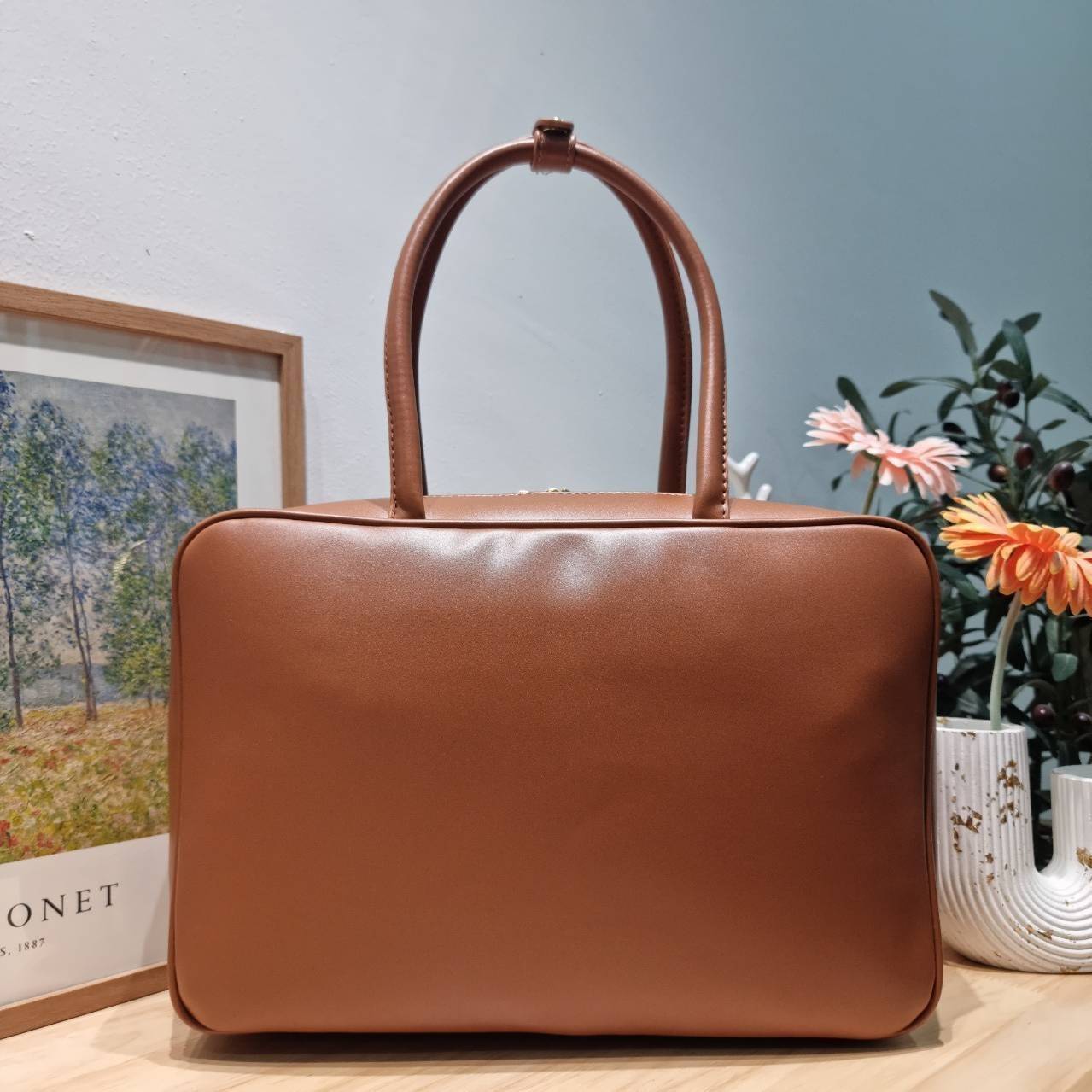 MIU MIU LEATHER BEAU BAG กระเป๋าถือรุ่นสุดจึ้ง ที่ไม่มีตอนนี้คือพลาด ดีไซน์เรียบแต่มากมีอยู่จริง สวยดูแพง หูจับในตัวง่ายและสะดวกพกพา เพียงแค่คล้องไหล่ ขนาดใหญ่จุของได้แบบสบายๆ