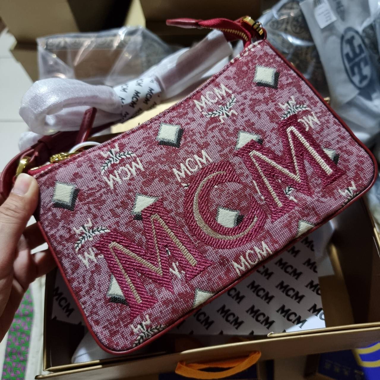 M.C.M MINI SHOULDER BAG IN VINTAGE JACQUARD MONOGRAM คอลเลคชั่นใหม่ล่าสุด โดดเด่นด้วยลายโมโนแกรม ถักทอบนผ้า woven jacquard กระเป๋าสะพายทรงพอชที่ไม่ธรรมดา มาพร้อมสายสะพายในตัว สามารถปรับใช้ได้ 2 แบบ สายยาวสะพายข้าง หรือจะนำสายเส้นกลางออกและปรับใช้สะพายไหล่