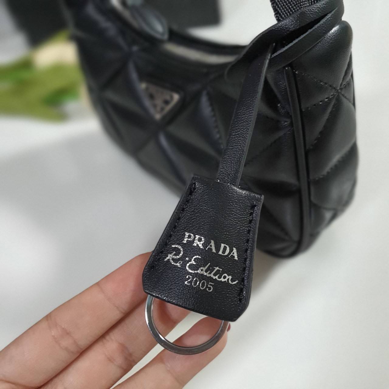 รุ่นใหม่แนะนำ!! กับงานพรีเมี่ยมกิ้ฟท์ PRADA HANDBAGS ขนาดกะทัดรัด **อะไหล่เงิน วัสดุทำจากหนัง Pu อย่างหนาลายตารางสวยหรูดูดี อยู่ทรง กันน้ำได้ หายห่วงคะ ด้านหน้ามีโลโก้แบรนด์ เปิดปิดด้วยซิป มาพร้อมสายผ้า ไม่สามารถถอดได้ ภายในบุผ้าลายPrada และป้ายโลหะแบรนด์