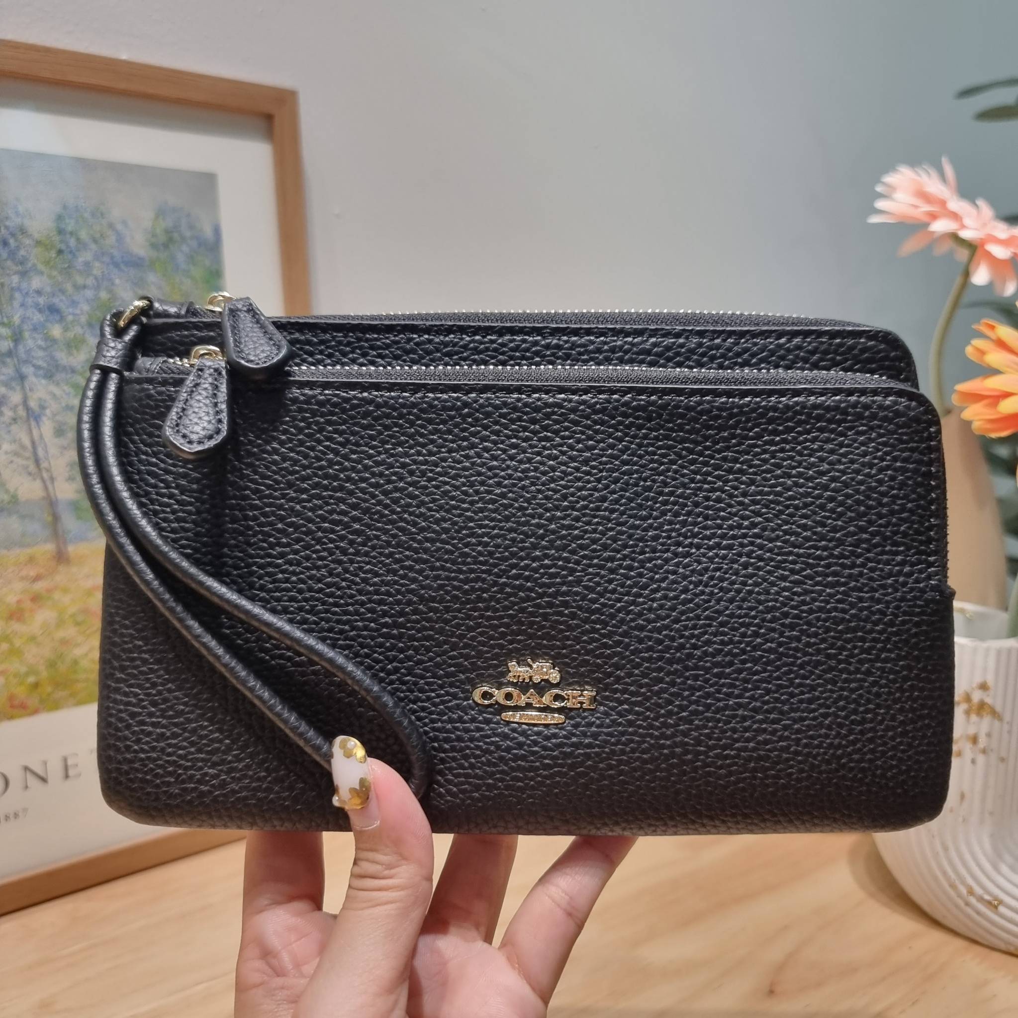 COACH DOUBLE ZIP WALLET IN SIGNATURE CANVAS / C5576 / C5610 / C7313 พร้อมส่ง 8 สี ใหม่ล่าสุด คอล 2023 กระเป๋าคล้องมือใบใหญ่ ดีไซน์ใหม่เล่นระดับ เพิ่มลูกเล่นและดีเทลให้ดูน่าใช้ยิ่งขึ้น