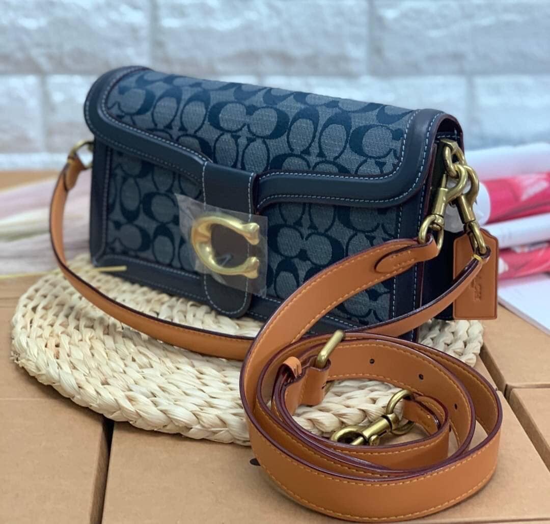 COACH Tabby Shoulder Bag 26 In Signature Chambray กระเป๋าหิ้วได้//คล้องไหล่ได้//สะพายข้างได้ วัสดุผ้าแคนวาสทอลายอย่างดี+หนังแท้ค่ะ เปิดปิดกระเป๋าแบบกระดุมแม่เหล็ก มีอะไหล่แบรนด์ตัวใหญ่ด้านหน้าหรูหราเลยทีเดียว ภายในกระเป๋ามีช่องหลักใส่ของ2ช่อง สามารถใส่กระ