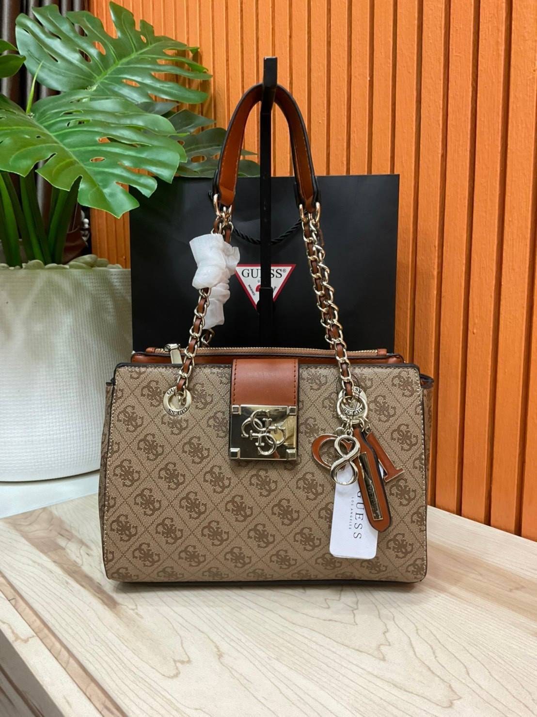 กระเป๋าสะพายไหล่ Guess Logo City Small Society Satchel กระเป๋าสะพายไหล่ ขนาดกำลังดี วัสดุ pu สวยอยู่ทรง มาพร้อมพวงกุญแจน่ารักๆ ถอดออกได้ ด้านหน้าประดับโลโก้แบรนด์ เปิดปิดด้วยซิป มี 2 ช่องหลักใช้งาน ภายในช่องซิปหน้าแยกเป็นสัดส่วนการใช้งาน ซิปช่อง 2 โล่งกว้