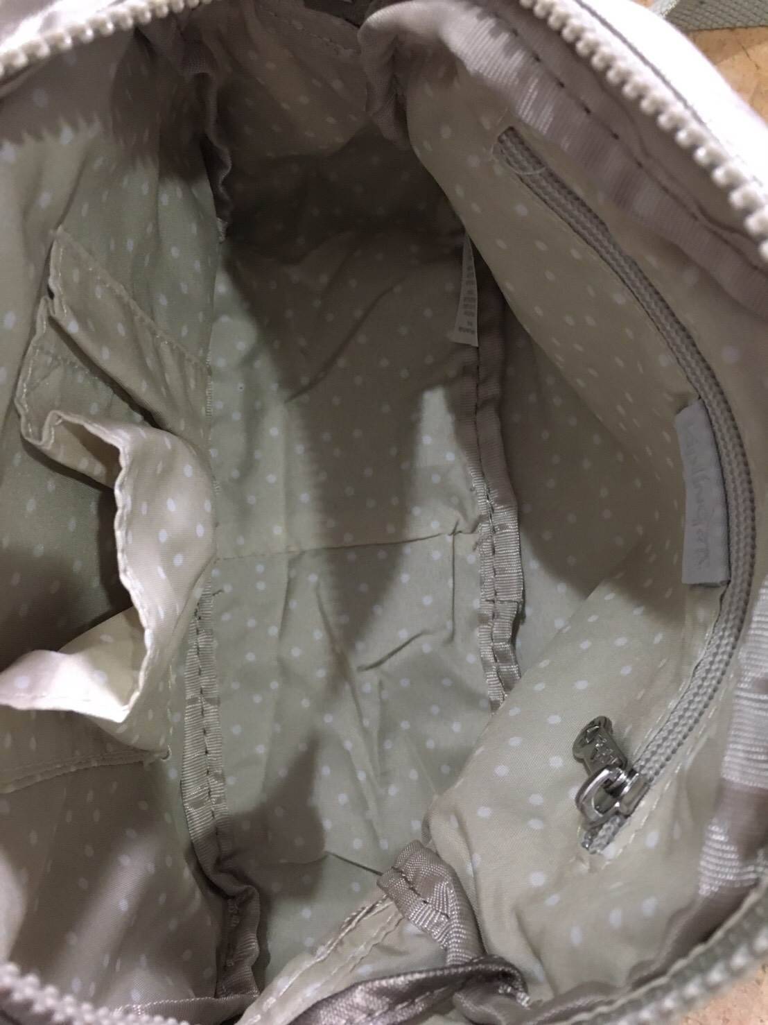 Kipling mini crossbody bag กระเป๋าสะพายขนาดกำลังน่ารัก น้ำหนักเบา มากับสีใหม่ wrike golden ค่ะ ด้านหน้ามี 1 ช่อง ช่องหลักเปิดปิดด้วยซิป ภายในกว้างจุได้เยอะ ใส่กระเป๋าสตางค์ยาวได้ มีช่องเล็ก และช่องซิป ด้านหน้ามีอีก 1 ช่อง มาพร้อมพวงกุญแจลิง และสายสะพายยาว