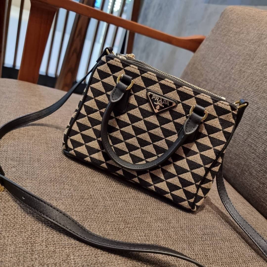 PRADA GALLERIA JACQUARD FABRIC BAG กระเป๋าถือ/สะพายดีไซน์ใหม่ ผ้า jacquard ถักทอเป็นลวดลายสวยคม โดดเด่นไม่ซ้ำใคร ด้านข้างมีกระดุม ติดเก็บทรงได้ ตัวกระเป๋าถูกแบ่งเป็นสัดส่วน เป็นช่องซิป 2 ด้าน และช่องกลางเก็บของอีกหนึ่ง มาพร้อมหูจับในตัว และสายครอสให้ เป็น