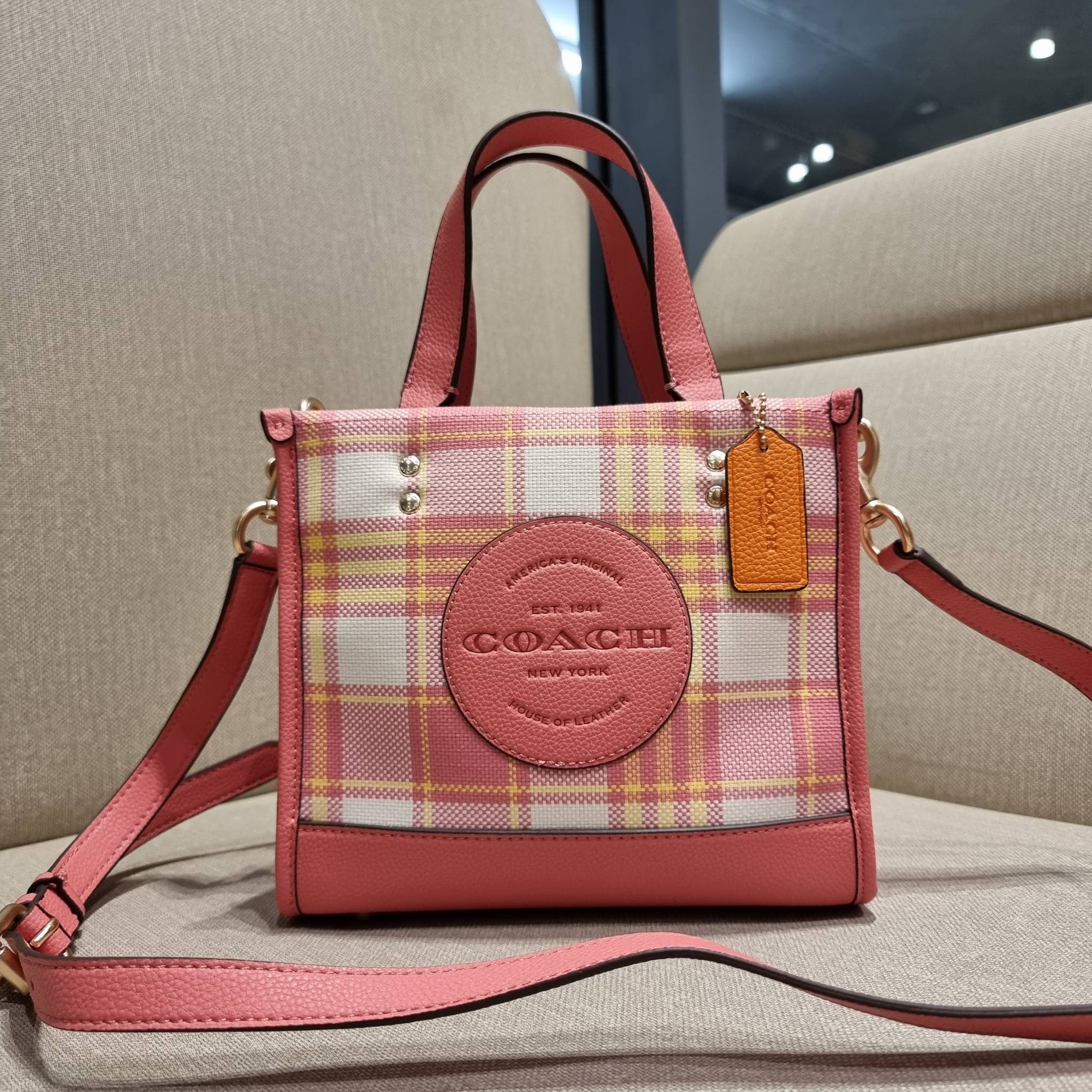 COACH C8198 DEMPSEY TOTE 22 WITH GARDEN PLAID PRINT AND COACH PATCH คอลใหม่สุดคิ้วท์ หวานๆใสๆ น่ารักชะมัด!! ดีไซน์ลายสก็อต เหมาะกับฟีลลิ่งปิคนิคเป็นที่สุด กระเป๋าทรงโท้ท ไซส์กำลังสวย ฟังก์ชั่นการใช้งานก็สะดวกที่สุด มีทั้งสายคล้องในตัว และสายครอสบอดี้ วัสด