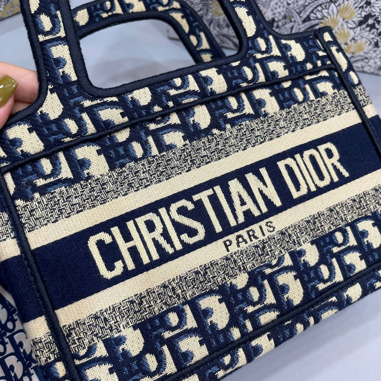 MINI DIOR BOOK TOTE 22cm Blue / Gray Dior Oblique Embroidery กระเป๋าถือทรง Shopping ขนาดมินิน่ารัก สวยคลาสสิค พกพาสะดวก ใช้งานง่ายสุดๆ วัสดุงานทอละเอียด ภายในโล่งกว้าง ภาพสินค้าถ่ายจากงานขายจริง ใช้งานต่างประเทศได้