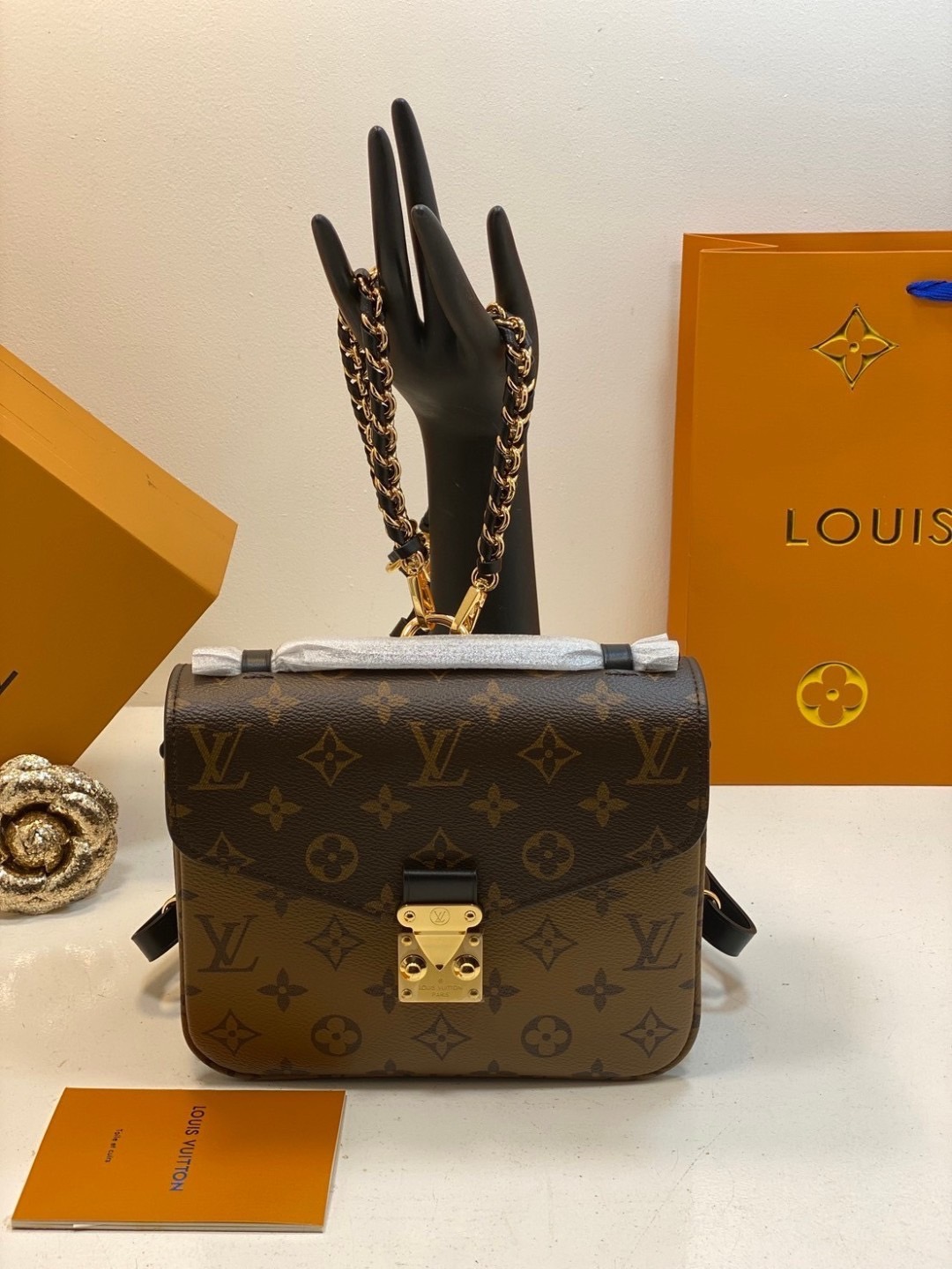 LV Pochette Metis Backpack / lvmetis กระเป๋าสะพายทรงใหม่สะพายหลังได้ ยกระดับให้ตัวเอง กับไอเท็มใหม่ล่าสุดเลิศปัง ที่สาวๆตามหา คลาสสิค