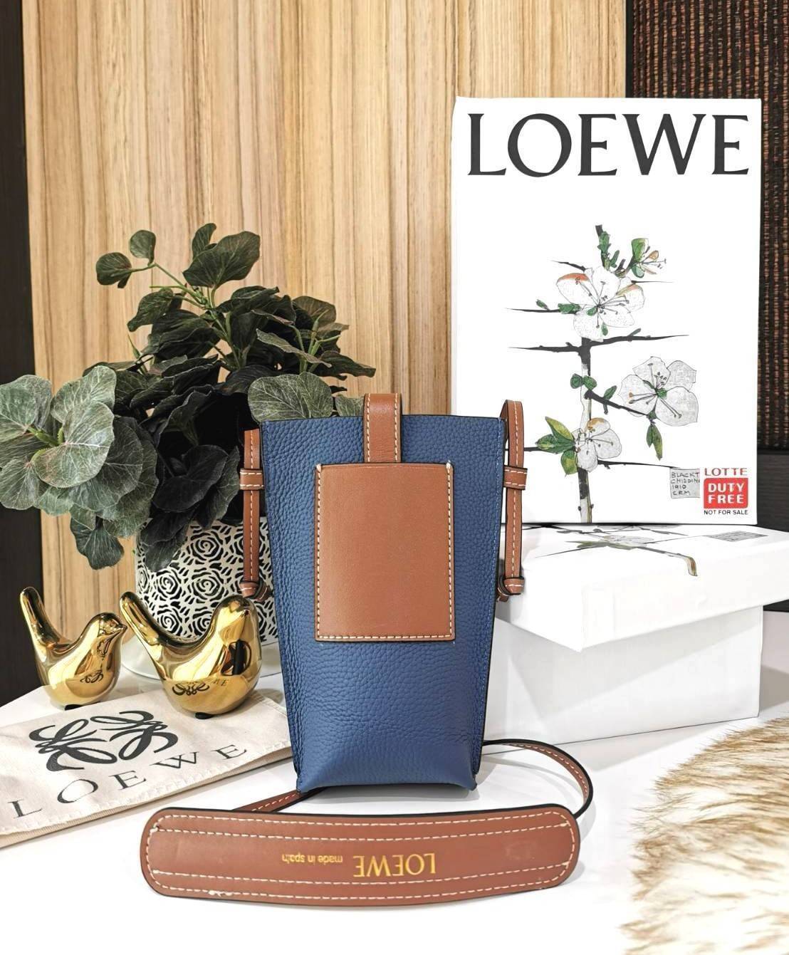 LOEWE MINI CROSSBODY BAG GIFT WITH PURCHASE (GWP) กระเป๋าสะพาย Limited จาก LOEWE วัสดุ Calfskin หนังแท้หนังสวยอยู่ทรงขนาดมินิดีไซน์มินิมอล ภายในโล่งใส่มือถือ บัตร ของจุกจิกได้ ด้านหลังมีช่องใส่ของ พร้อมสายหนังแท้คล้องคอได้ สะพายไหล่ Crossbody ได้ สายเลื่อ