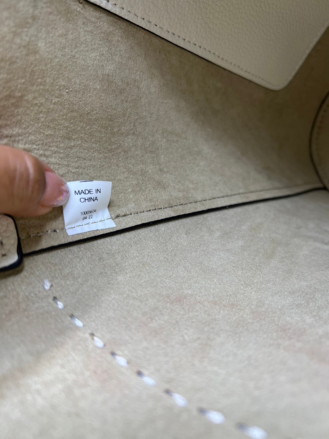 Tory Burch McGraw Bucket bag / Tory Burch Mcgraw Double T Logo Plaque Bucket Bag พร้อมส่ง 4 สี กระเป๋าสะพายหรือถือคล้องแขนทรงถัง จุของได้เยอะใบนี้ตอบโจทย์ได้ดีมาก โทนสีเรียบง่าย แฝงไปด้วยความดูดี สุขุมและเป็นผู้ใหญ่