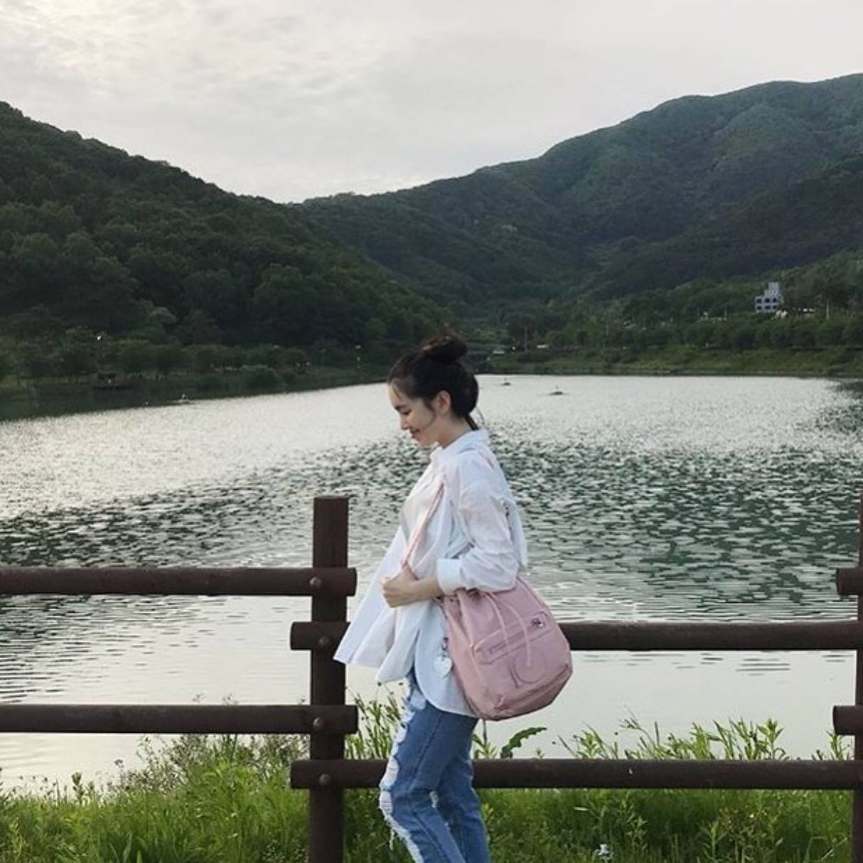 Kipling 2Way Bucket Bag กระเป๋าถือหรือสะพาย 2Way รุ่นใหม่ทรงขนมจีบวัสดุ Nylon & Polyester 100% น้ำหนักเบา ถือและสะพายได้หลายแบบจะใช้สายยาวสะพาย Crossbody หรือใช้สายคู่สะพายหลังแบบเป้ก็ดูดี หูจับถนัดมือสะพายไหล่ได้ เปิดปิดแบบ Drawstring พร้อมกระดุมแม่เหล็ก