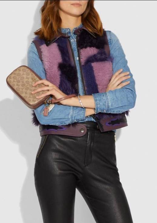 COACH CROSSBODY CLUTCH IN SIGNATURE BAG 💋รุ่นฮิต+สีหายากค่ะ!! กระเป๋าสะพาย+คล้องมือได้ วัสดุหนังแท้ผสมpvcค่ะ มีช่องซิปคู่ ภายในช่องใส่มือถือได้ทุกรุ่น;กระเป๋าเงินใบสั้นได้ ใส่ของจำเป็นสาวๆได้ครบค่ะ มีช่องเสียบบัตร2ช่อง และช่องโล่งให้ใส่ของจุกจิกค่