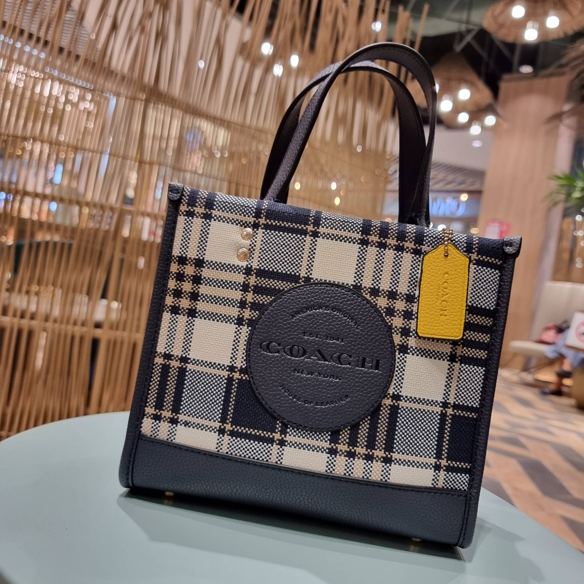 COACH C8198 DEMPSEY TOTE 22 WITH GARDEN PLAID PRINT AND COACH PATCH คอลใหม่สุดคิ้วท์ หวานๆใสๆ น่ารักชะมัด!! ดีไซน์ลายสก็อต เหมาะกับฟีลลิ่งปิคนิคเป็นที่สุด กระเป๋าทรงโท้ท ไซส์กำลังสวย ฟังก์ชั่นการใช้งานก็สะดวกที่สุด มีทั้งสายคล้องในตัว และสายครอสบอดี้ วัสด