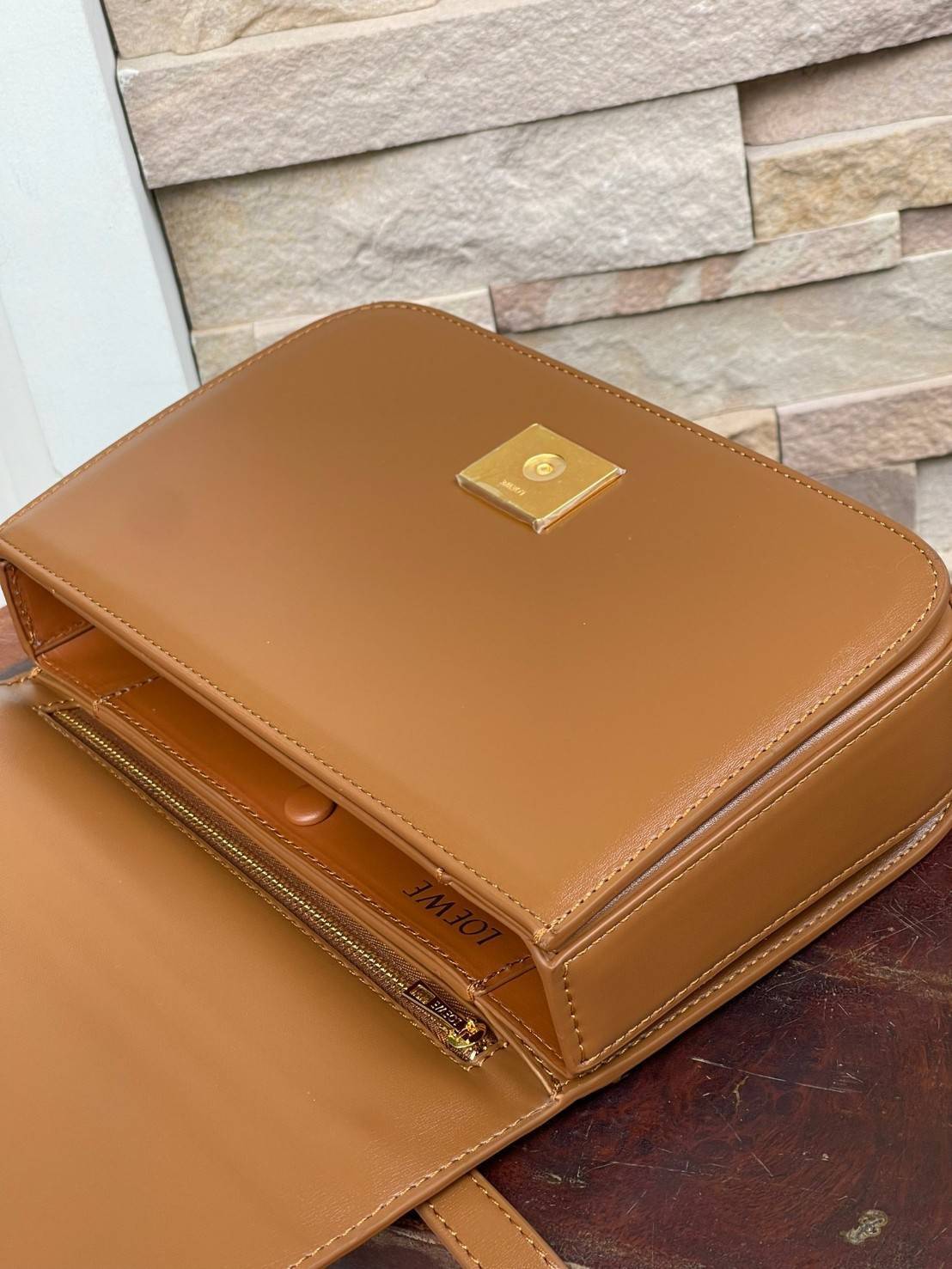 Medium : LOEWE Goya anagram leather shoulder bag กระเป๋าทรง GOYA รูปทรงกล่องอันคลาสสิกที่มาพร้อมรายละเอียดอันน่าค้นหา พร้อมด้วยโครงสร้างที่เปี่ยมไปด้วยสเน่ห์น่าค้นหา มีช่องใส่ของขนาดกว้างและเป็นทรงทำให้การจัดการสิ่งของต่างๆ ของสาวๆ นั้นง่ายดายมากยิ่งขึ้น 