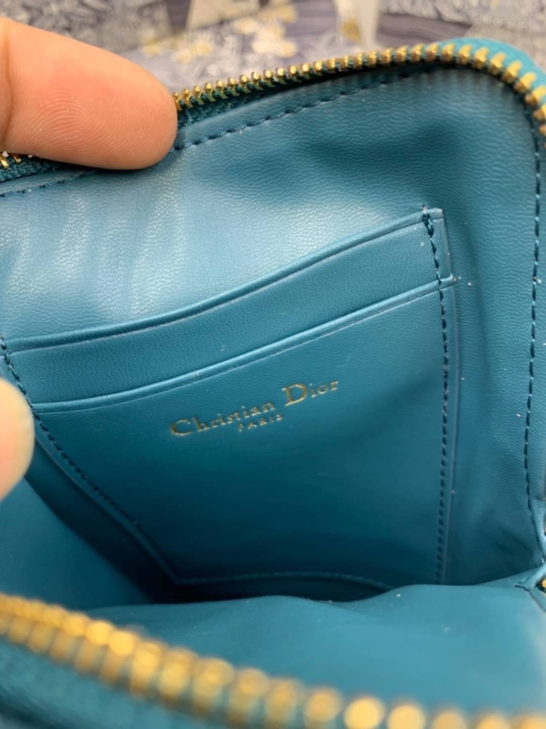 VIP 】CHRISTIAN DIOR PHONE BAG 2 in 1 DOUBLE BAG กระเป๋าเซ็ท 2 ใบ มีสายสะพายข้าง ถอดออกใช้งานได้ ถือว่าคุ้มมากๆเลยค่ะ สามารถใช้งานแยกกันได้ ใส่สายสะพายหรือ ถือได้ วัสดุหนังแท้ สวยงามนุ่มฟู น่ารักมากๆ เลยน้าาา