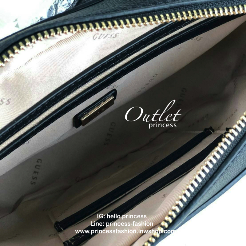 GUESS BRITTA CROSSBODY BAG กระเป๋าสะพายอยู่ทรงสวย อะไหล่สีเงินเด่นตัดตัวกระเป๋า ด้านหน้ามีโลโก้แบรนด์ เปิดปิดด้วยซิปบน ด้านในเป็นผ้าซับพิมพ์โลโก้ จุของพอสมควรเลยค่ะ มีช่องการ์ด 2 ช่อง ช่องซิป รุ่นนี้ใส่กระเป๋าเงินใบยาวได้เลยค่ะ เรียบแต่เก๋มากๆค่ะ