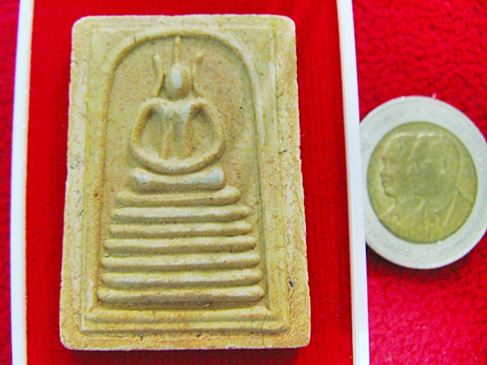 พระสมเด็จเกศไชโยหลังรูปเหมือนเต็มองค์ หลวงปู่พวง วัดน้ำพุสามัคคี จ.เพชรบูรณ์ พร้อมกล่องเดิมค่ะ